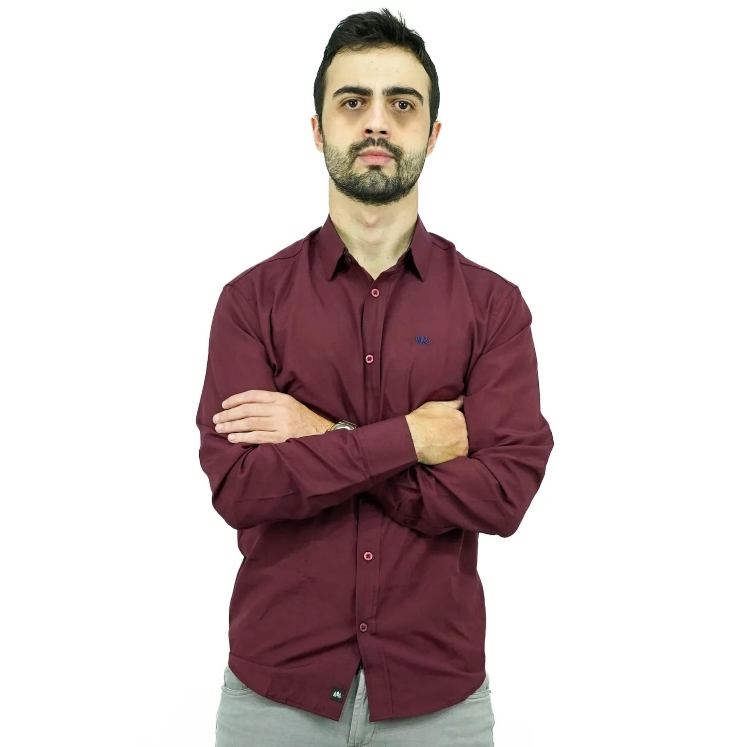 Camisa masculina manga longa elegante, com detalhe no punho e logo da marca, na cor bordô. Foto de modelo vestindo a camisa social da Absinto Men.