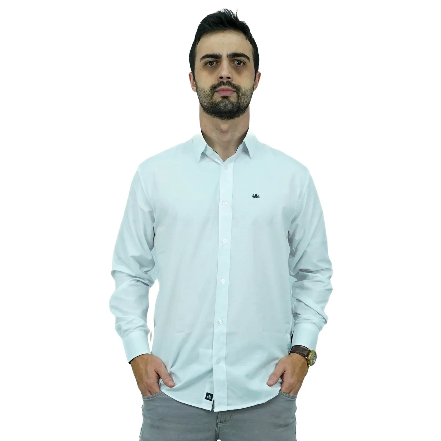 Camisa masculina manga longa elegante, com detalhe no punho e logo da marca, na cor branca. Foto de modelo vestindo a camisa social da Absinto Men.
