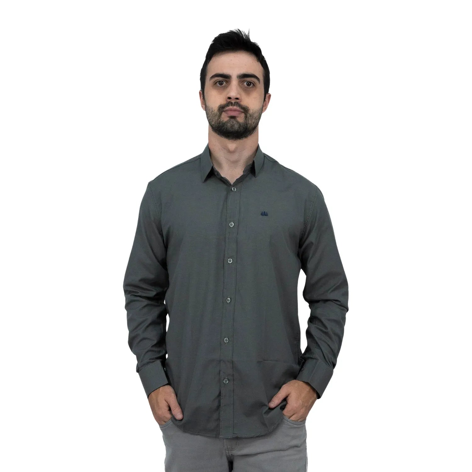Camisa masculina manga longa elegante, com detalhe no punho e logo da marca, na cor chumbo. Foto de modelo vestindo a camisa social da Absinto Men.
