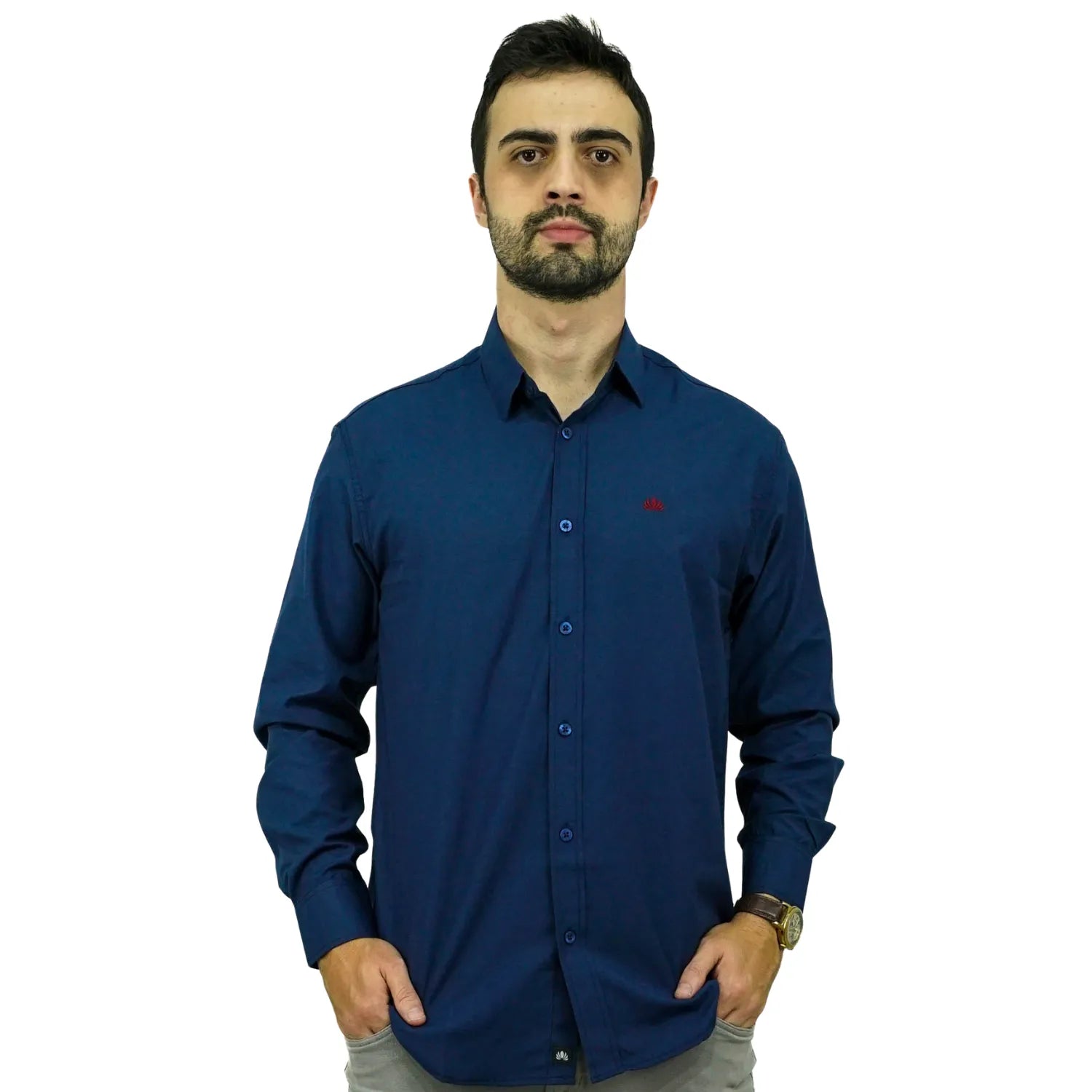 Camisa masculina manga longa elegante, com detalhe no punho e logo da marca, na cor marinho. Foto de modelo vestindo a camisa social da Absinto Men.