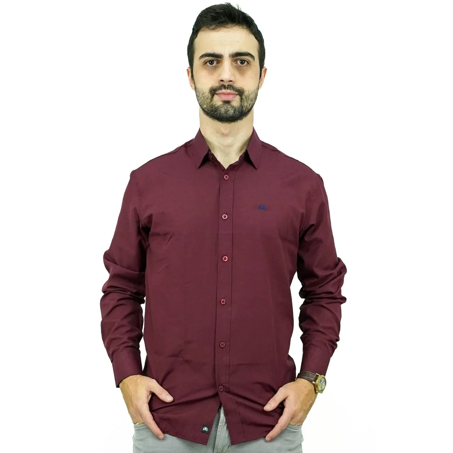 Camisa masculina manga longa elegante, com detalhe no punho e logo da marca, na cor bordô. Foto de modelo vestindo a camisa social da Absinto Men.