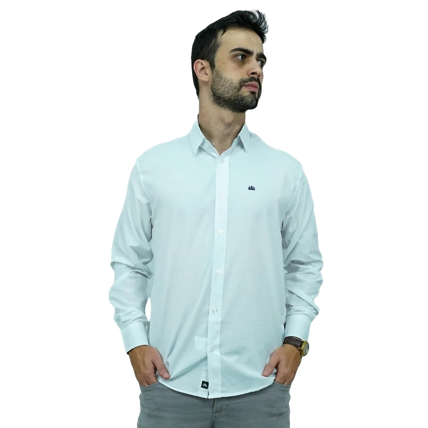 Camisa masculina manga longa elegante, com detalhe no punho e logo da marca, na cor branca. Foto de modelo vestindo a camisa social da Absinto Men.