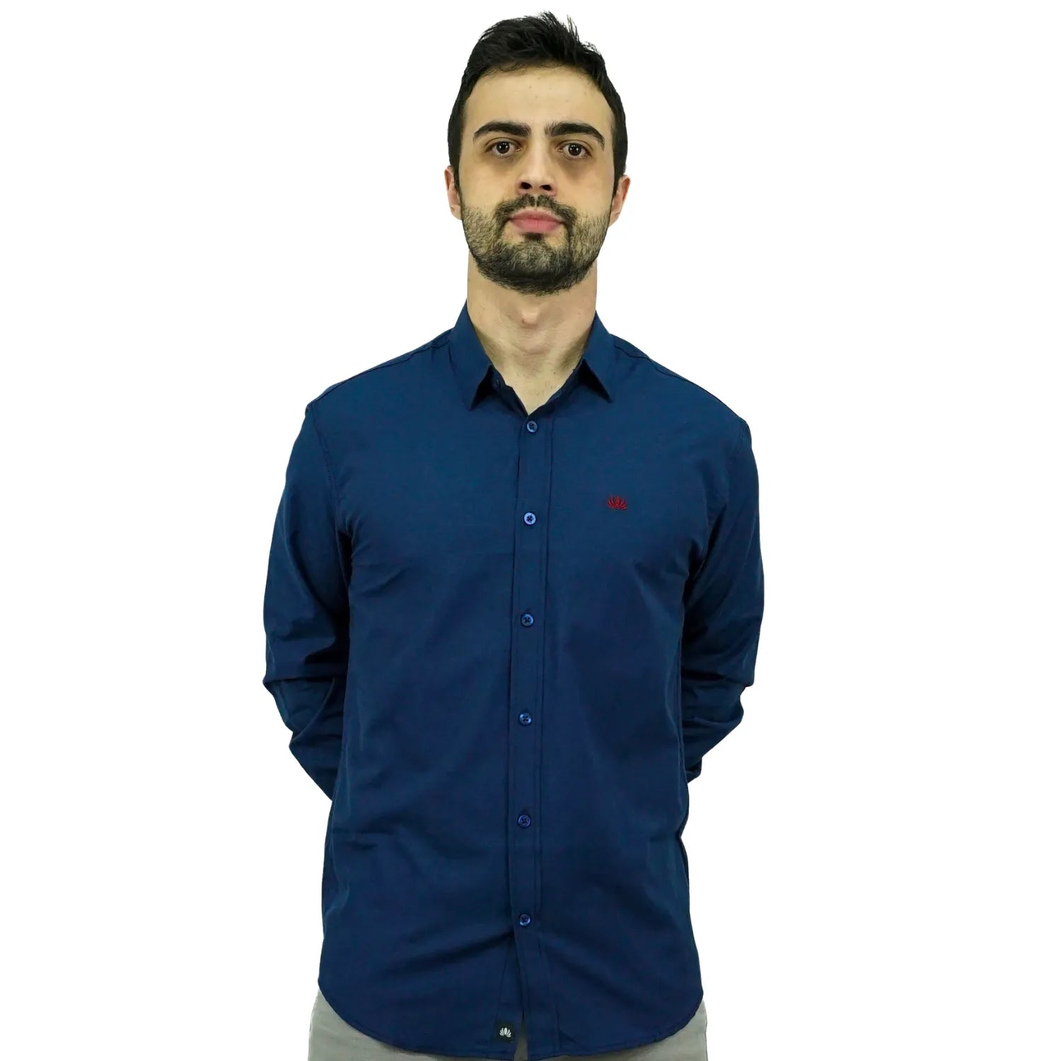 Camisa masculina manga longa elegante, com detalhe no punho e logo da marca, na cor marinho. Foto de modelo vestindo a camisa social da Absinto Men.