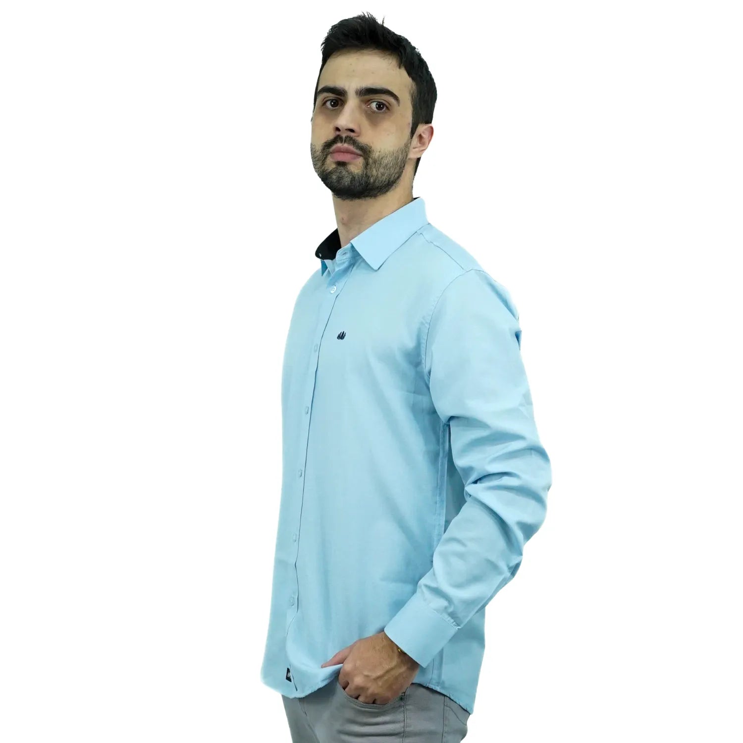 Camisa masculina manga longa elegante, com detalhe no punho e logo da marca, na cor azul. Foto de modelo vestindo a camisa social da Absinto Men.
