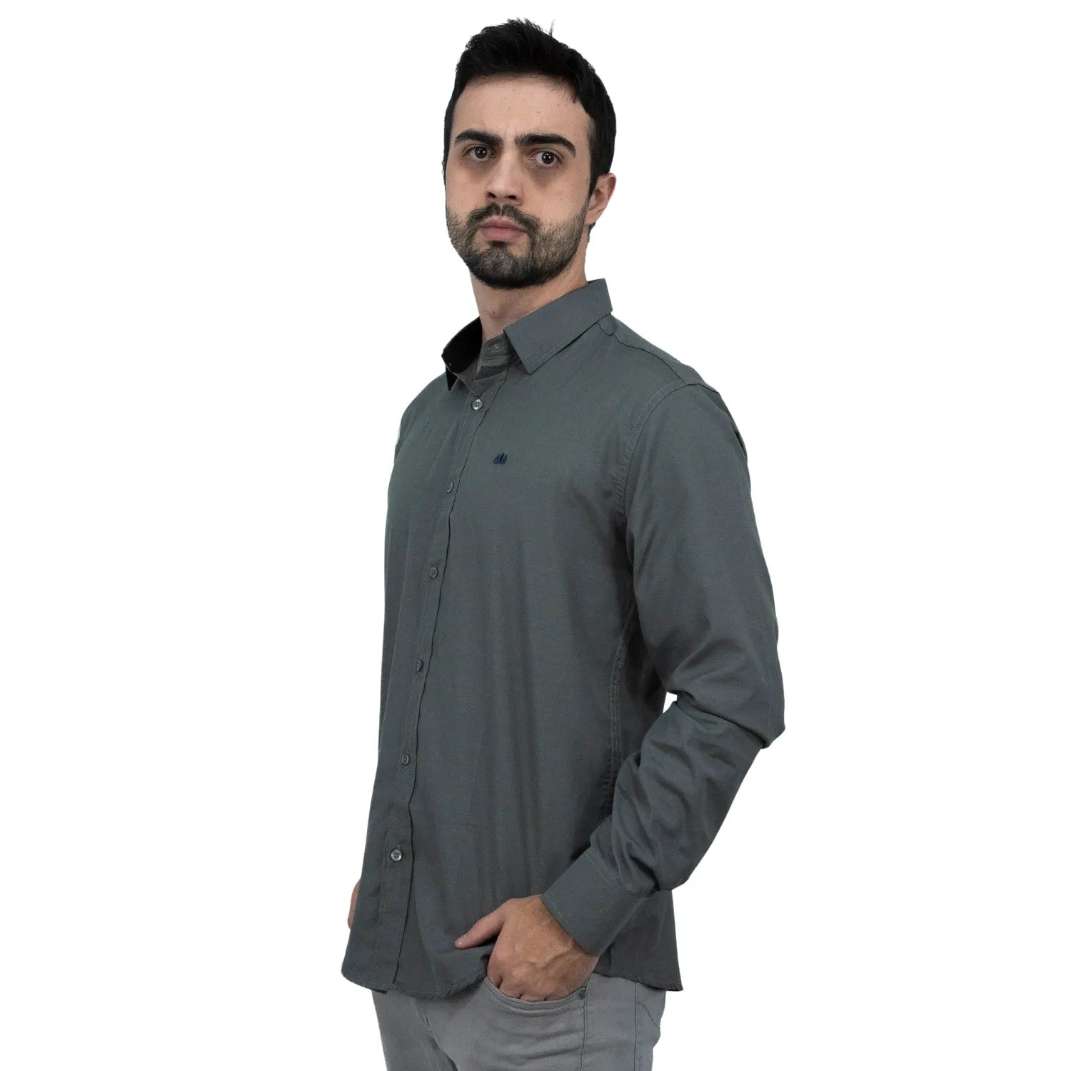 Camisa masculina manga longa elegante, com detalhe no punho e logo da marca, na cor chumbo. Foto de modelo vestindo a camisa social da Absinto Men.