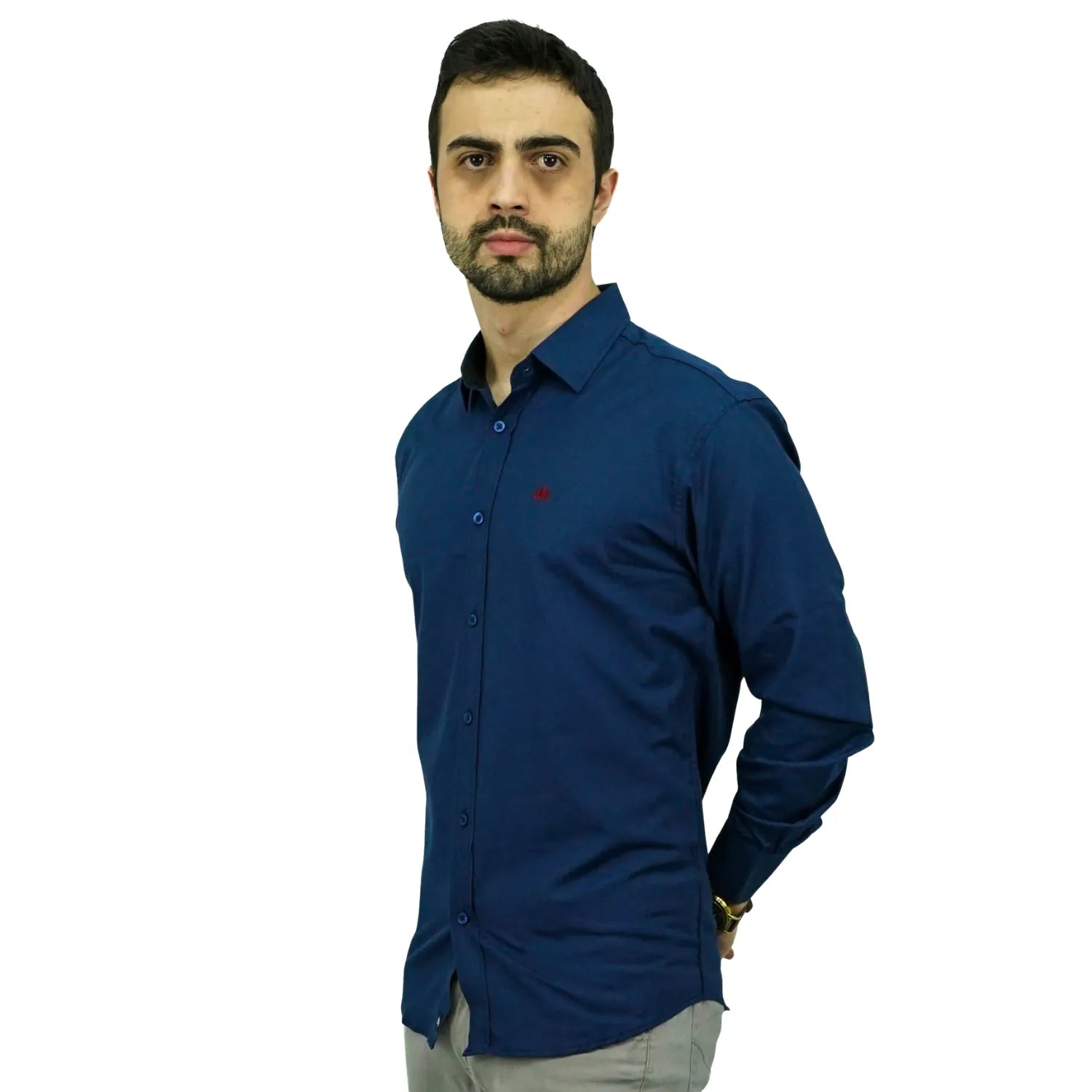 Camisa masculina manga longa elegante, com detalhe no punho e logo da marca, na cor marinho. Foto de modelo vestindo a camisa social da Absinto Men.