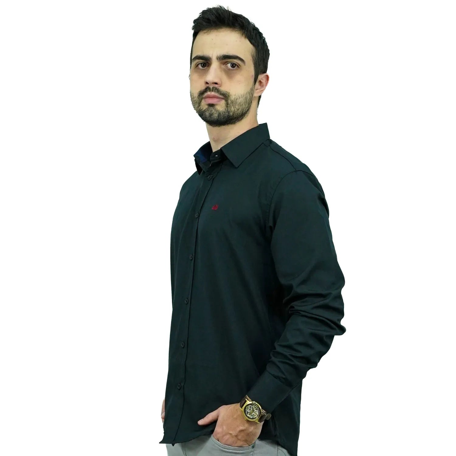 Camisa masculina manga longa elegante, com detalhe no punho e logo da marca, na cor preta. Foto de modelo vestindo a camisa social da Absinto Men.