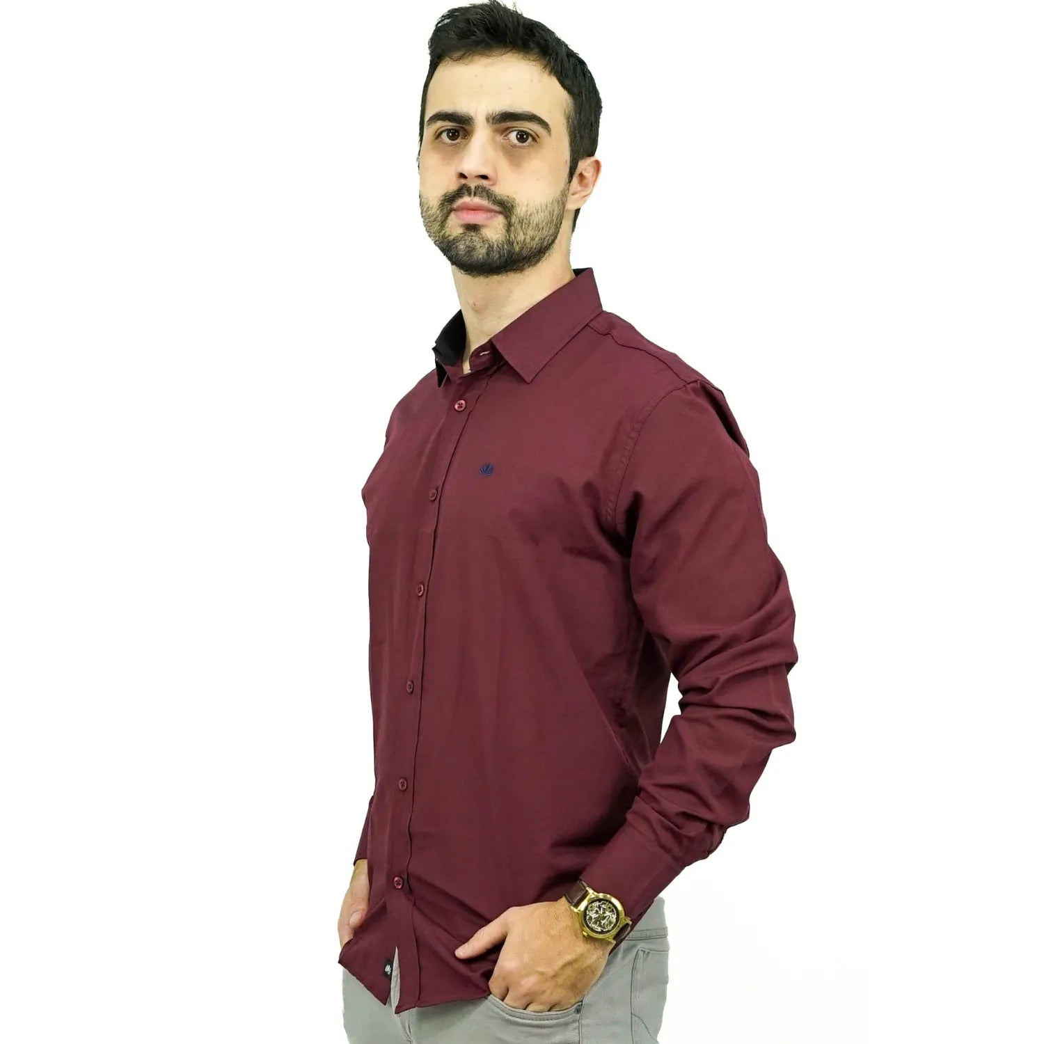 Camisa masculina manga longa elegante, com detalhe no punho e logo da marca, na cor bordô. Foto de modelo vestindo a camisa social da Absinto Men.