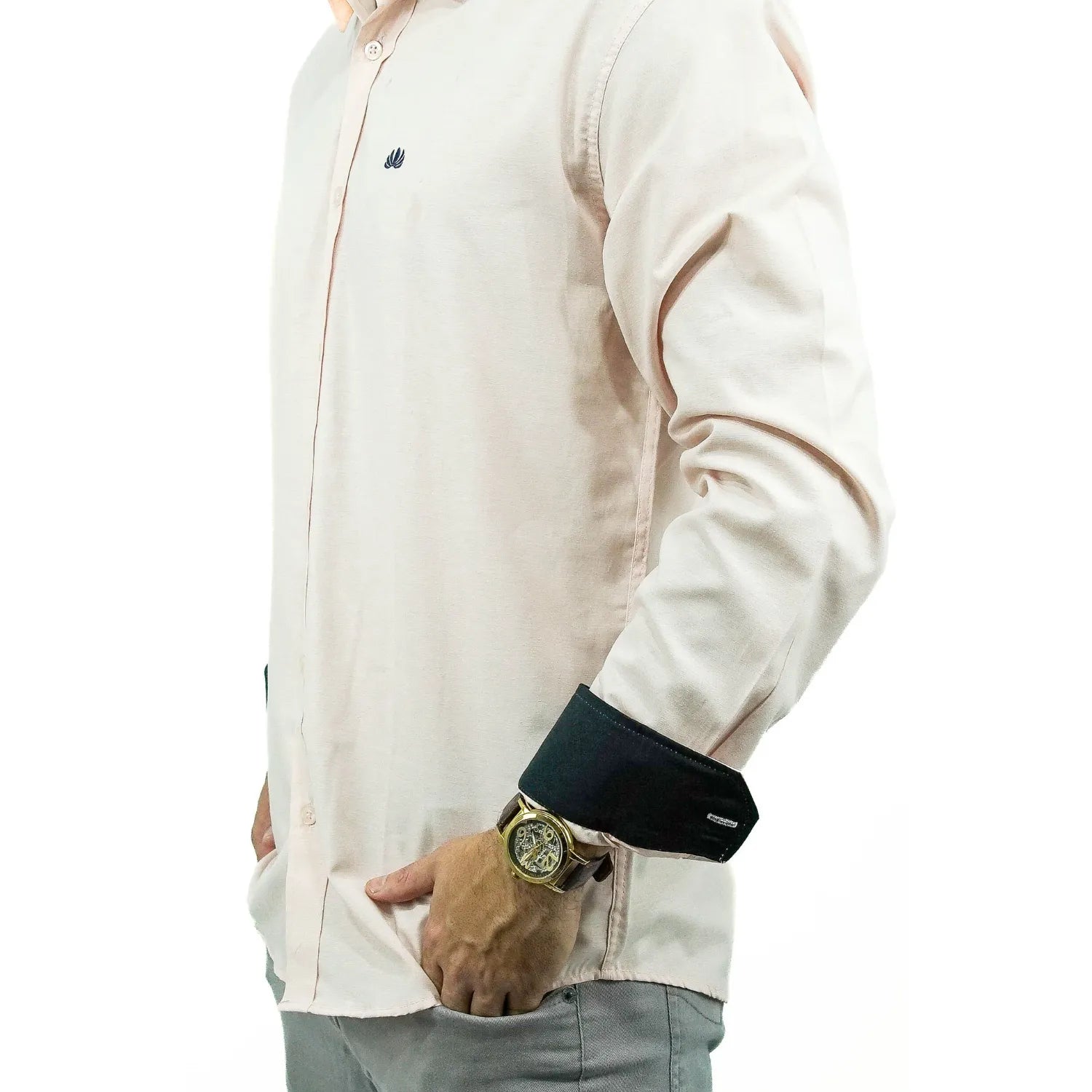 Camisa masculina manga longa elegante, com detalhe no punho e logo da marca, na cor rosa. Foto de modelo vestindo a camisa social da Absinto Men.