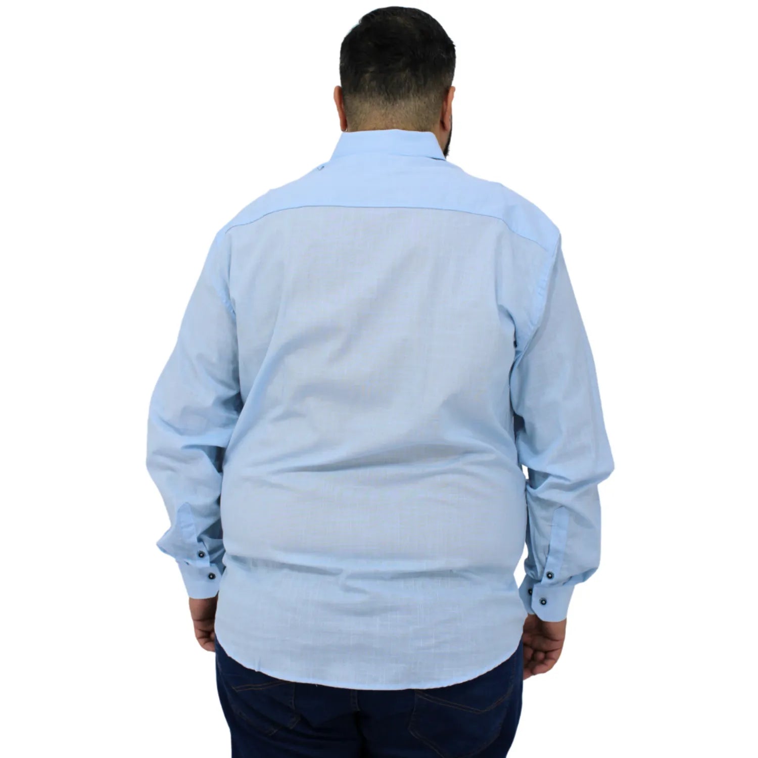 Camisa social masculina plus size manga longa 100% algodão estilo linho, na cor azul bebê. Foto de modelo vestindo a camisa casual da marca Absinto Men.