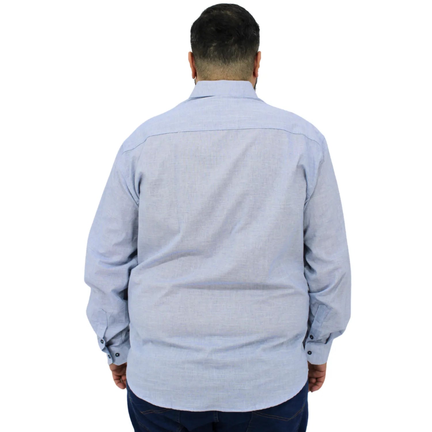 Camisa social masculina plus size manga longa 100% algodão estilo linho, na cor azul. Foto de modelo vestindo a camisa casual da marca Absinto Men.