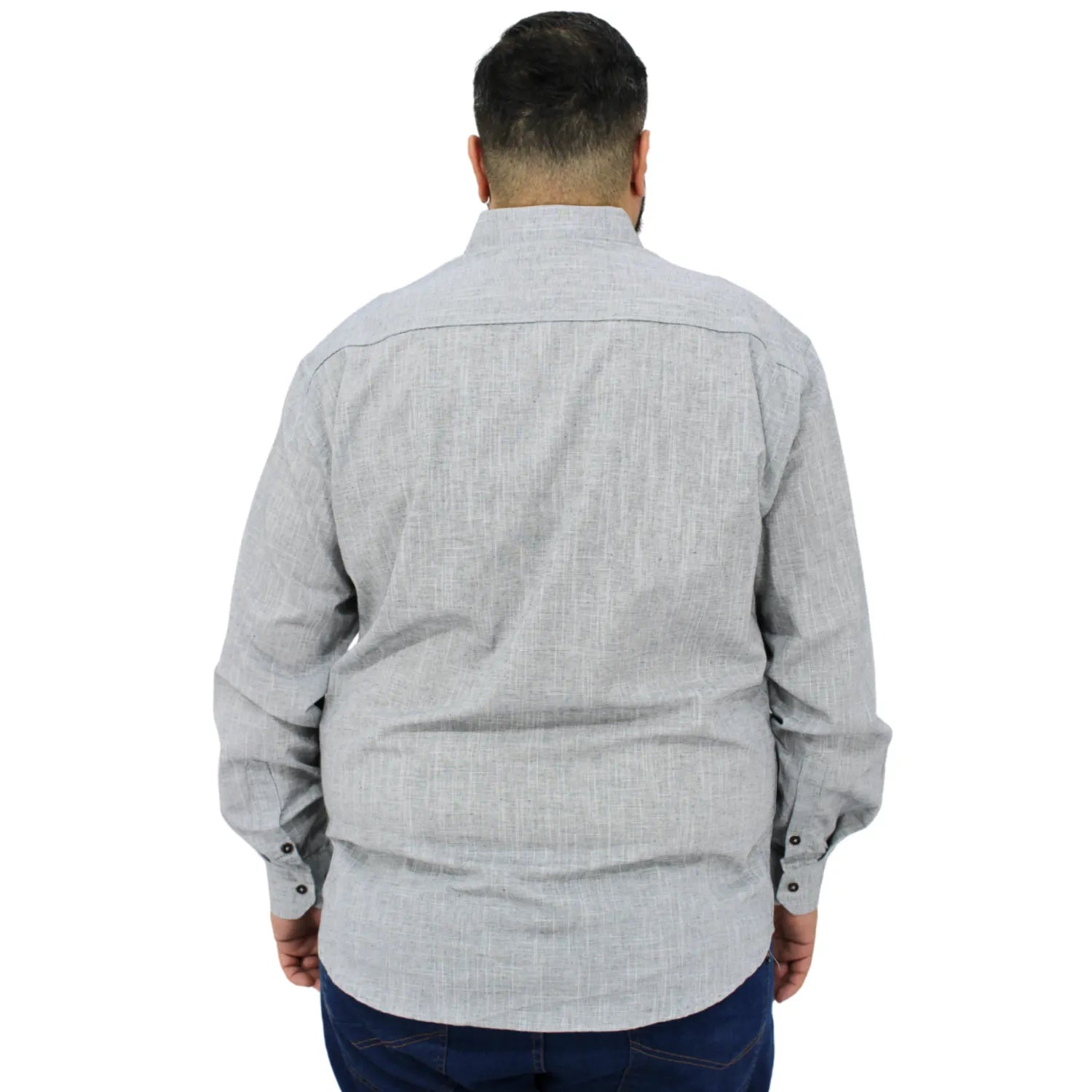 Camisa social masculina plus size manga longa 100% algodão estilo linho, na cor cinza claro. Foto de modelo vestindo a camisa casual da marca Absinto Men.