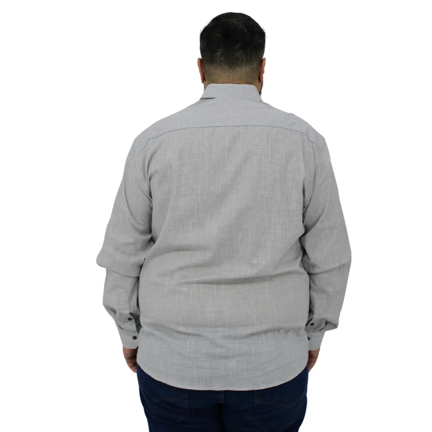 Camisa social masculina plus size manga longa 100% algodão estilo linho, na cor cinza. Foto de modelo vestindo a camisa casual da marca Absinto Men.