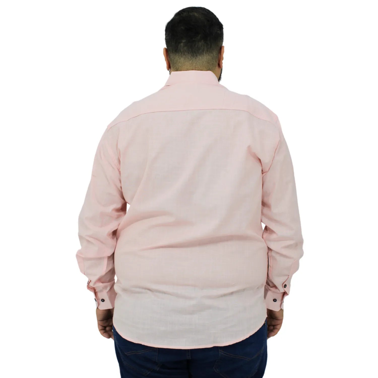 Camisa social masculina plus size manga longa 100% algodão estilo linho, na cor rosa. Foto de modelo vestindo a camisa casual da marca Absinto Men.