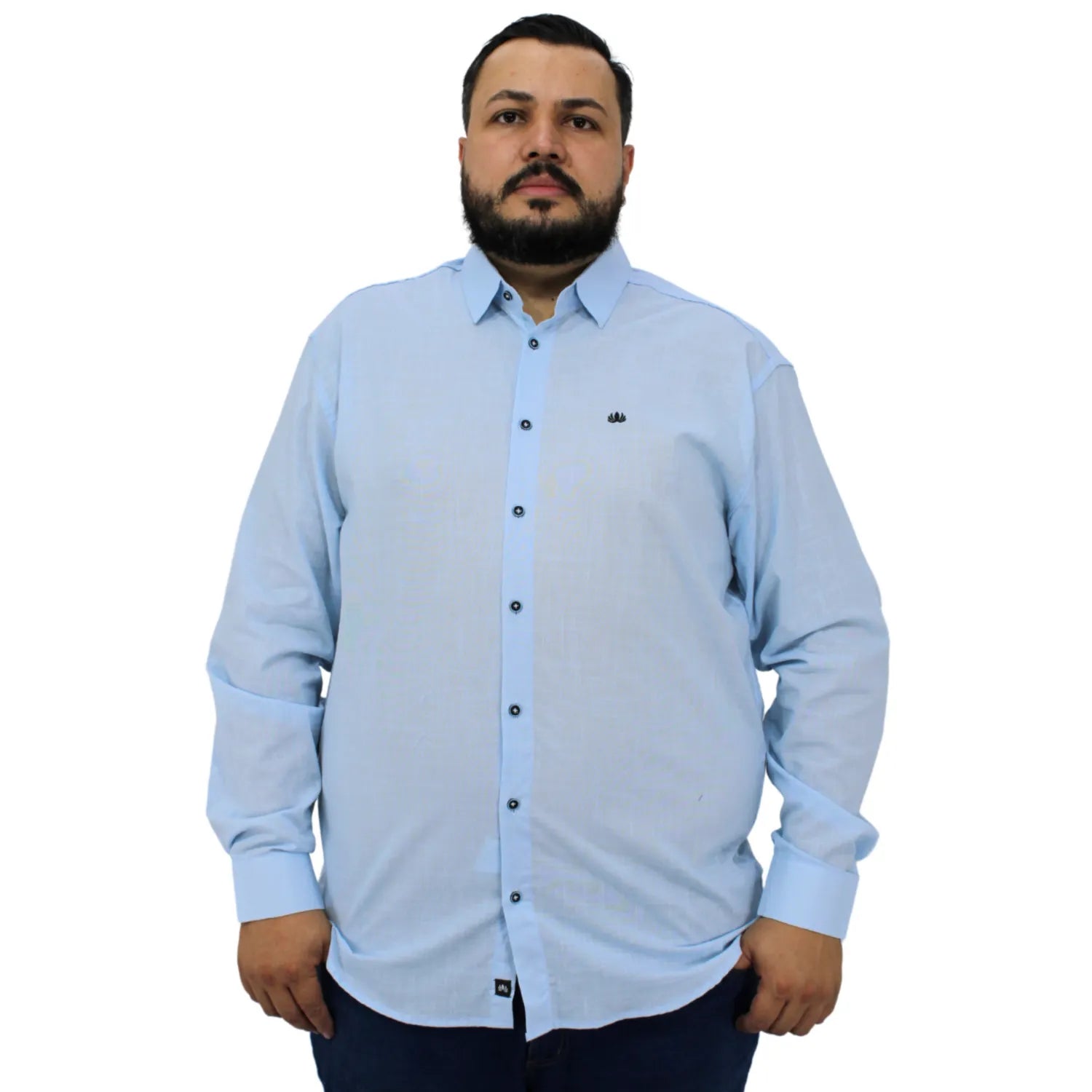 Camisa social masculina plus size manga longa 100% algodão estilo linho, na cor azul bebê. Foto de modelo vestindo a camisa casual da marca Absinto Men.