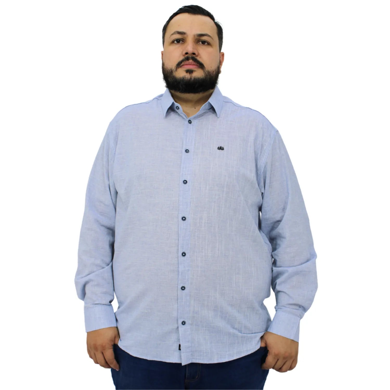 Camisa social masculina plus size manga longa 100% algodão estilo linho, na cor azul. Foto de modelo vestindo a camisa casual da marca Absinto Men.