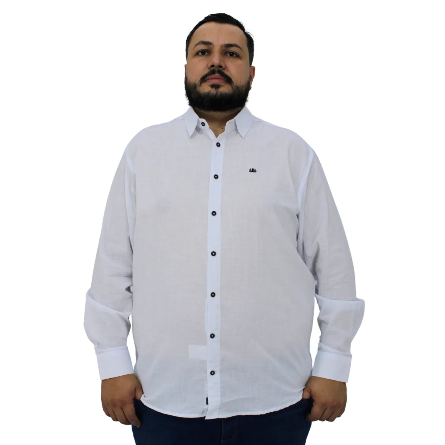 Camisa social masculina plus size manga longa 100% algodão estilo linho, na cor branca. Foto de modelo vestindo a camisa casual da marca Absinto Men.