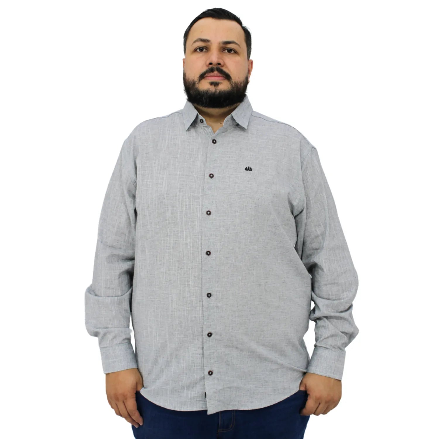 Camisa social masculina plus size manga longa 100% algodão estilo linho, na cor cinza claro. Foto de modelo vestindo a camisa casual da marca Absinto Men.