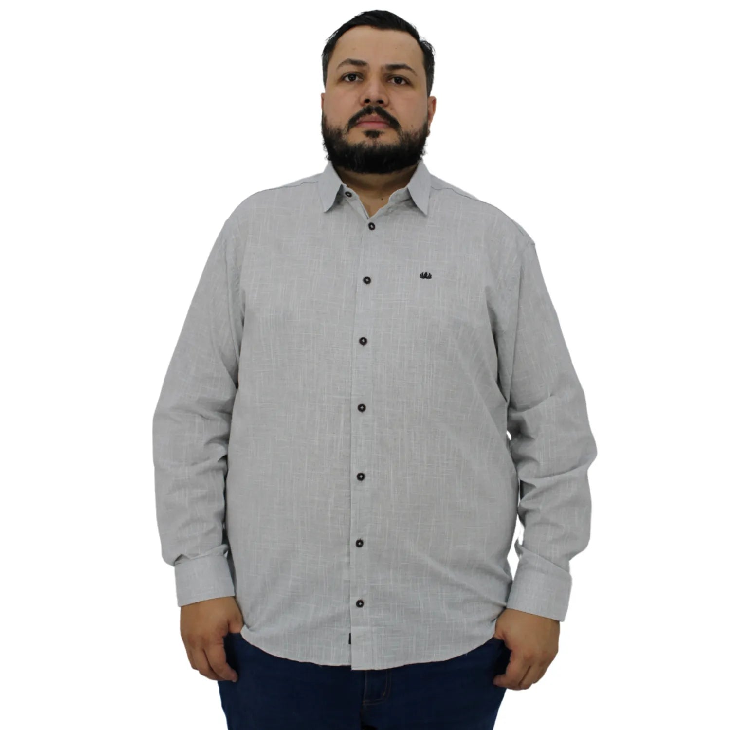 Camisa social masculina plus size manga longa 100% algodão estilo linho, na cor cinza. Foto de modelo vestindo a camisa casual da marca Absinto Men.