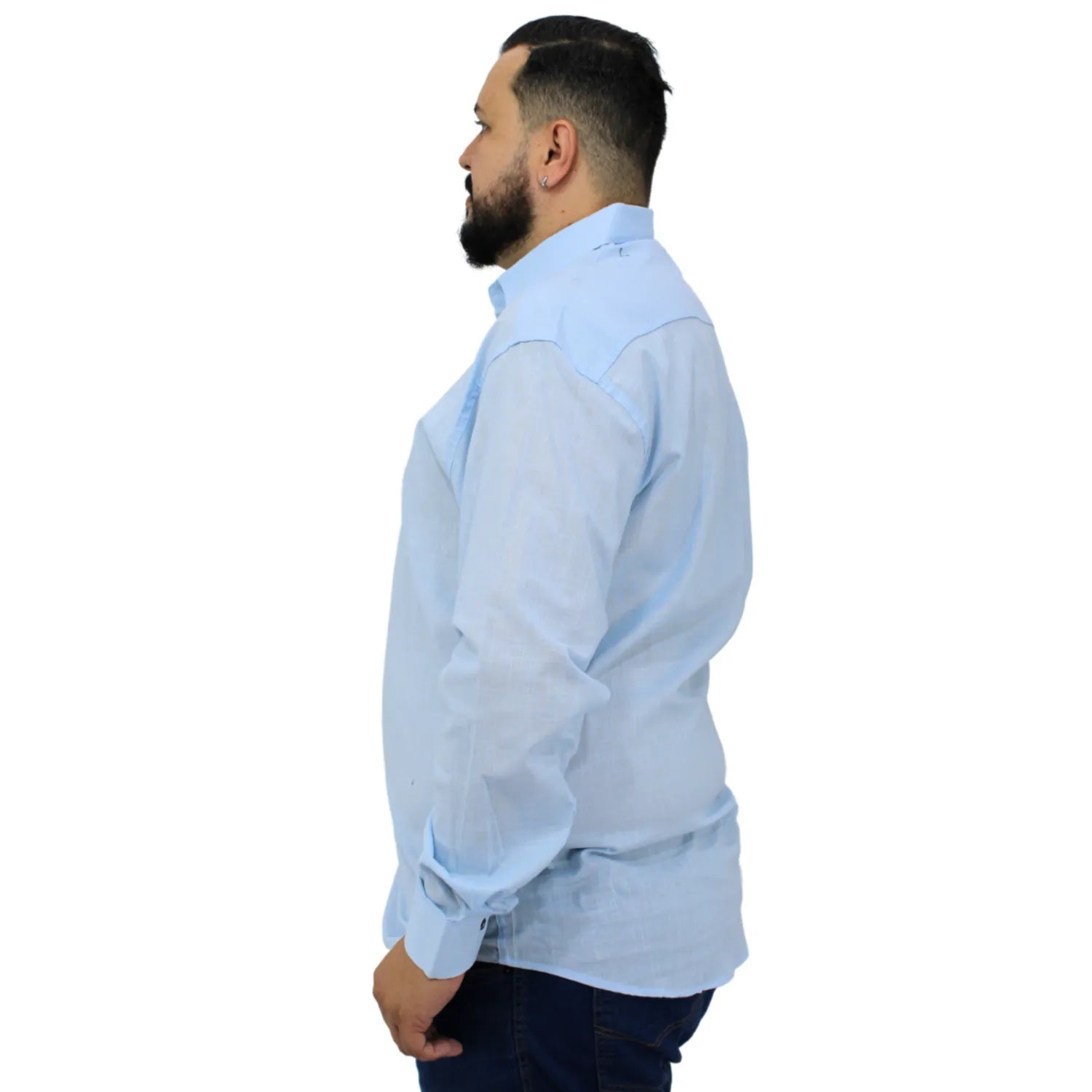 Camisa social masculina plus size manga longa 100% algodão estilo linho, na cor azul bebê. Foto de modelo vestindo a camisa casual da marca Absinto Men.