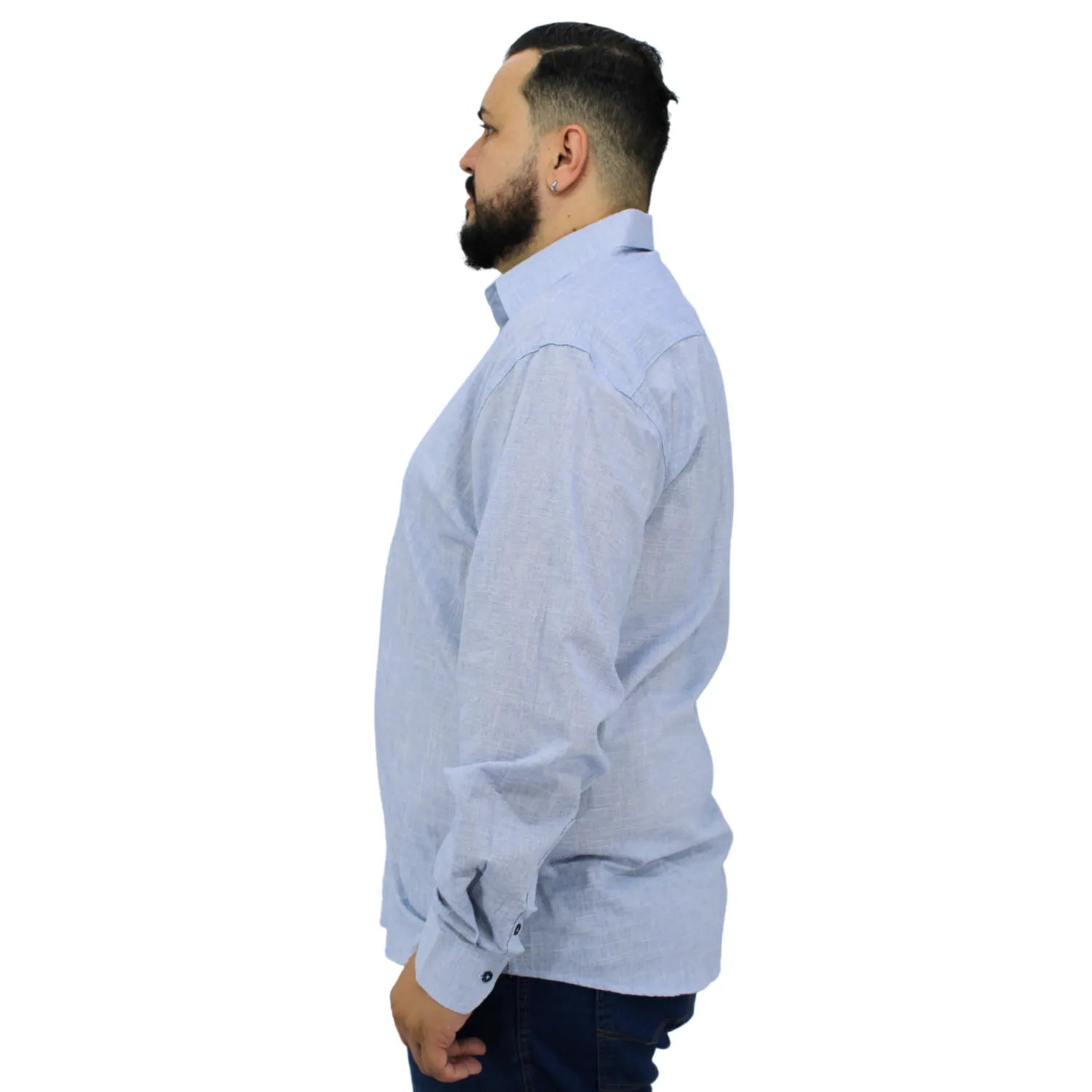 Camisa social masculina plus size manga longa 100% algodão estilo linho, na cor azul. Foto de modelo vestindo a camisa casual da marca Absinto Men.