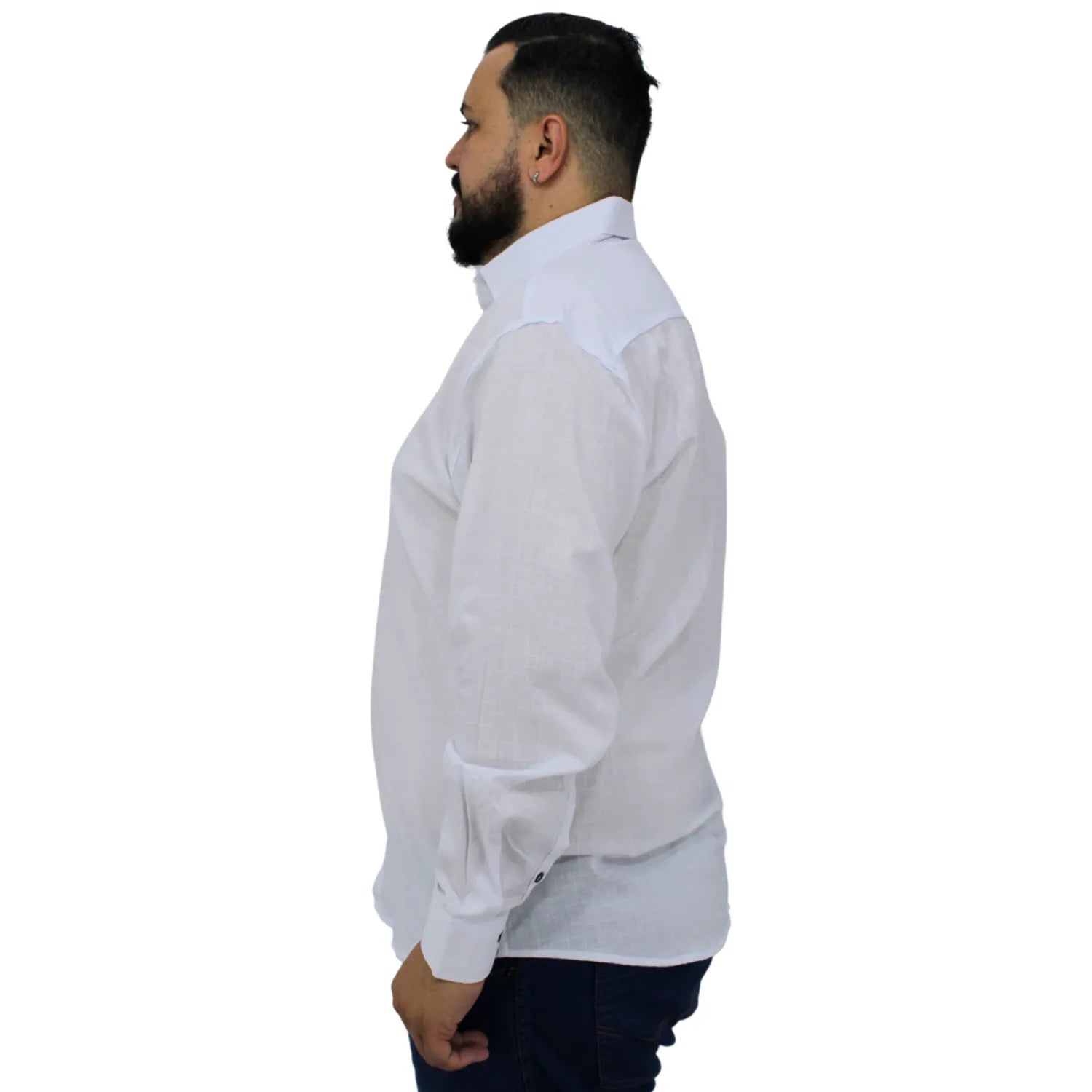 Camisa social masculina plus size manga longa 100% algodão estilo linho, na cor branca. Foto de modelo vestindo a camisa casual da marca Absinto Men.