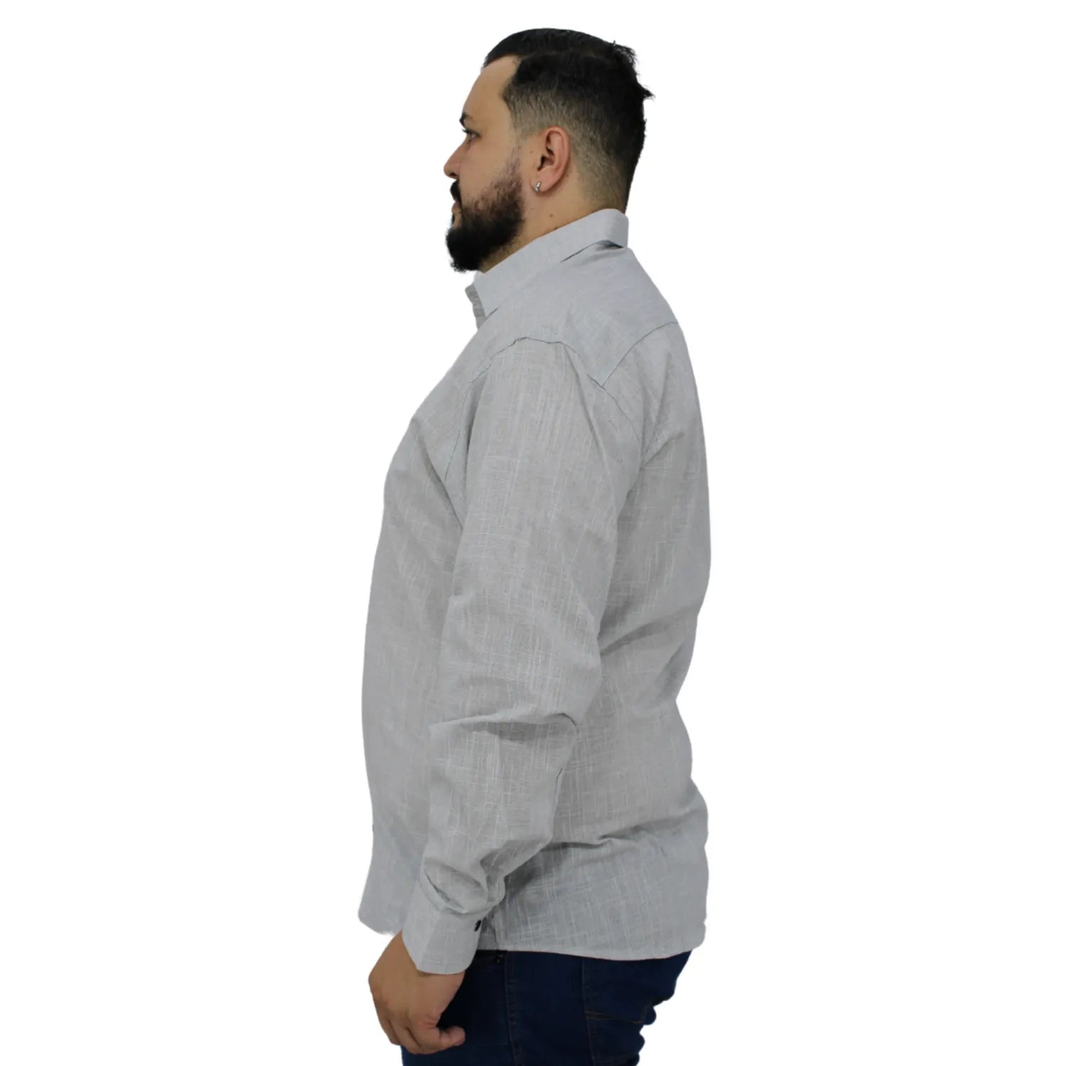 Camisa social masculina plus size manga longa 100% algodão estilo linho, na cor cinza. Foto de modelo vestindo a camisa casual da marca Absinto Men.