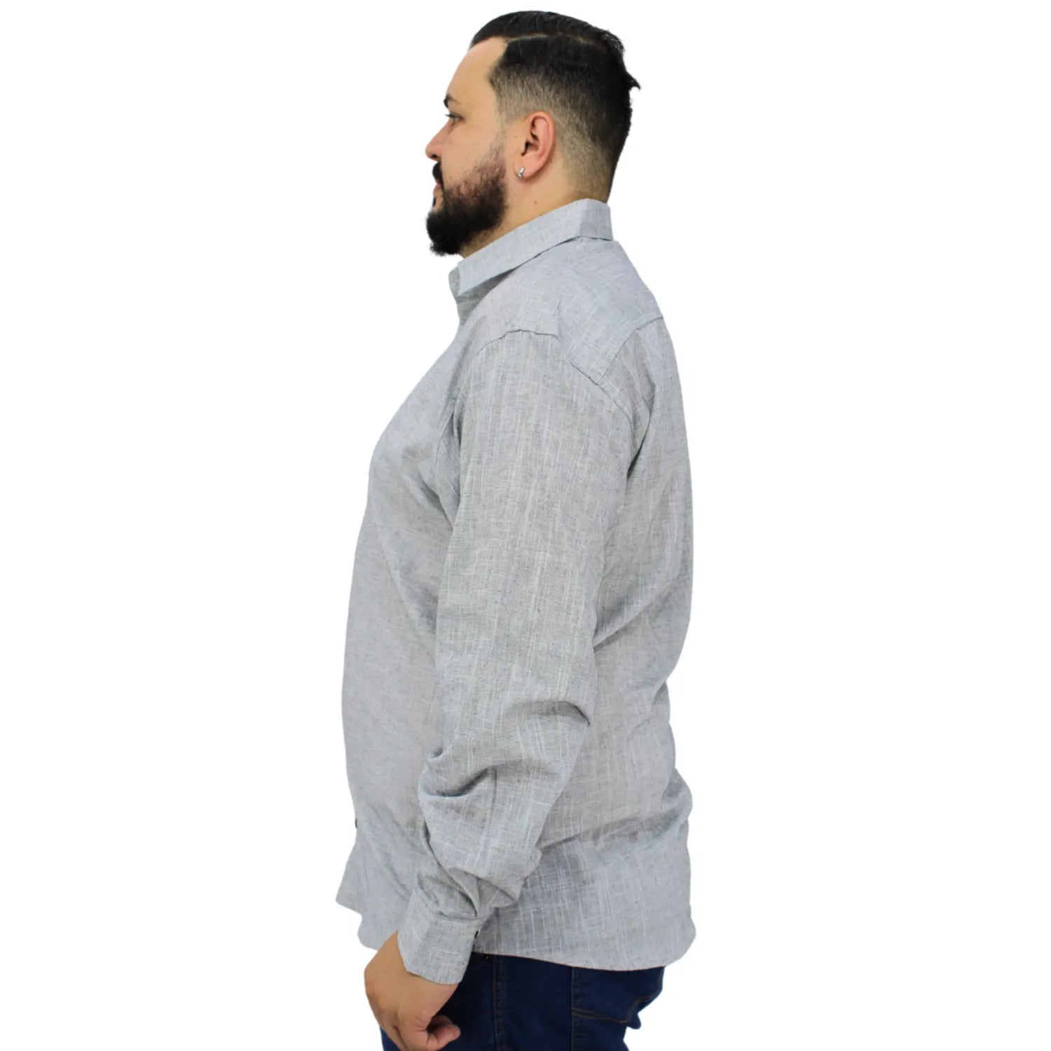 Camisa social masculina plus size manga longa 100% algodão estilo linho, na cor cinza claro. Foto de modelo vestindo a camisa casual da marca Absinto Men.