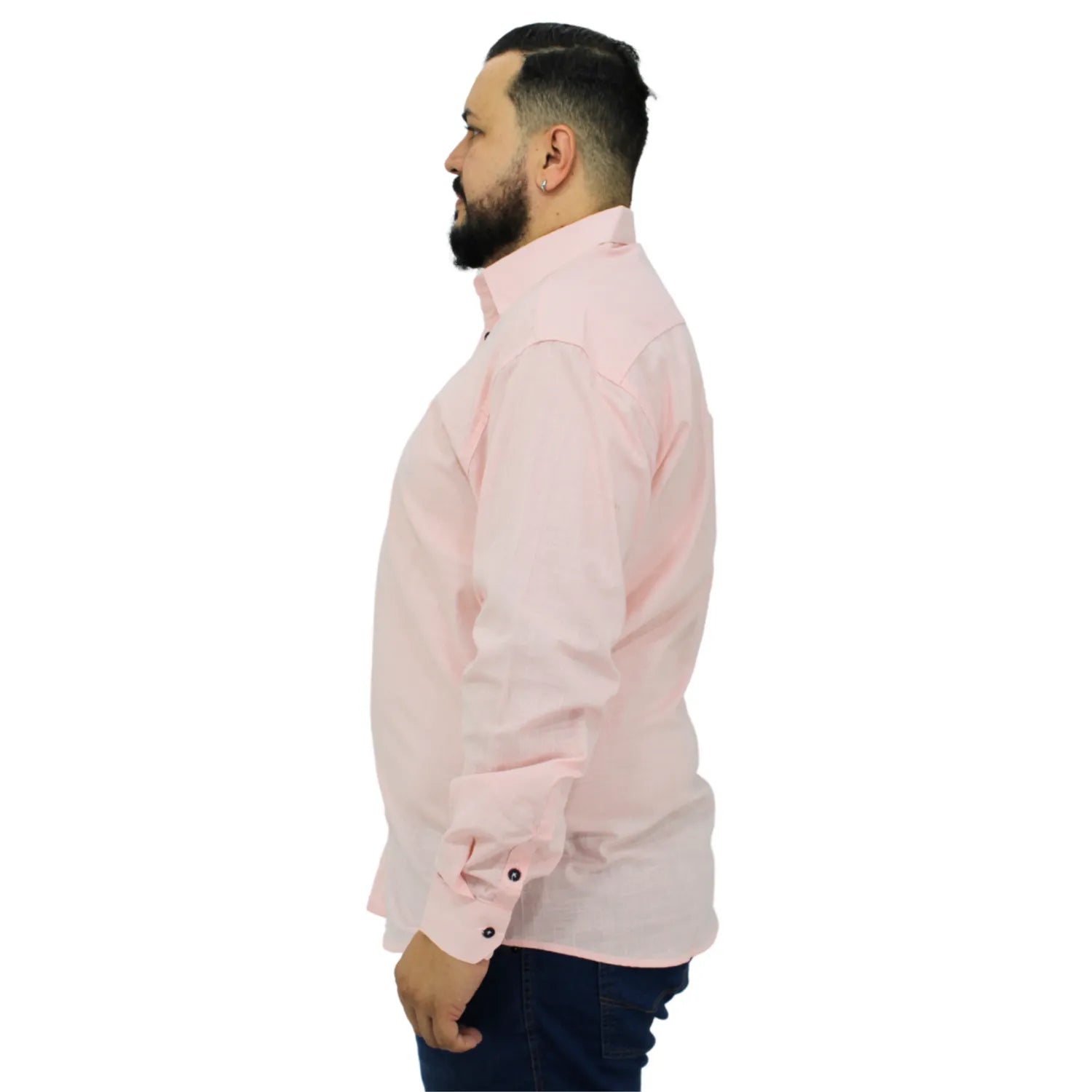 Camisa social masculina plus size manga longa 100% algodão estilo linho, na cor rosa. Foto de modelo vestindo a camisa casual da marca Absinto Men.