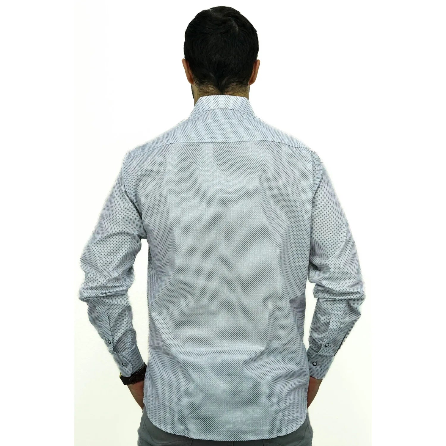 Camisa social masculina manga longa com estampa poá, na cor branca. Foto de modelo vestindo a camisa casual da marca Absinto Men.