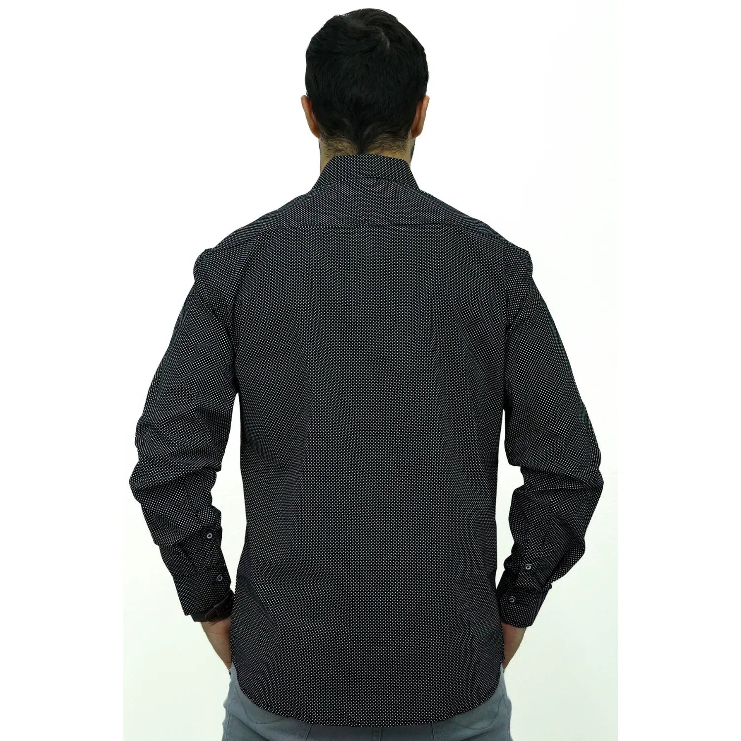 Camisa social masculina manga longa com estampa poá, na cor preta. Foto de modelo vestindo a camisa casual da marca Absinto Men.