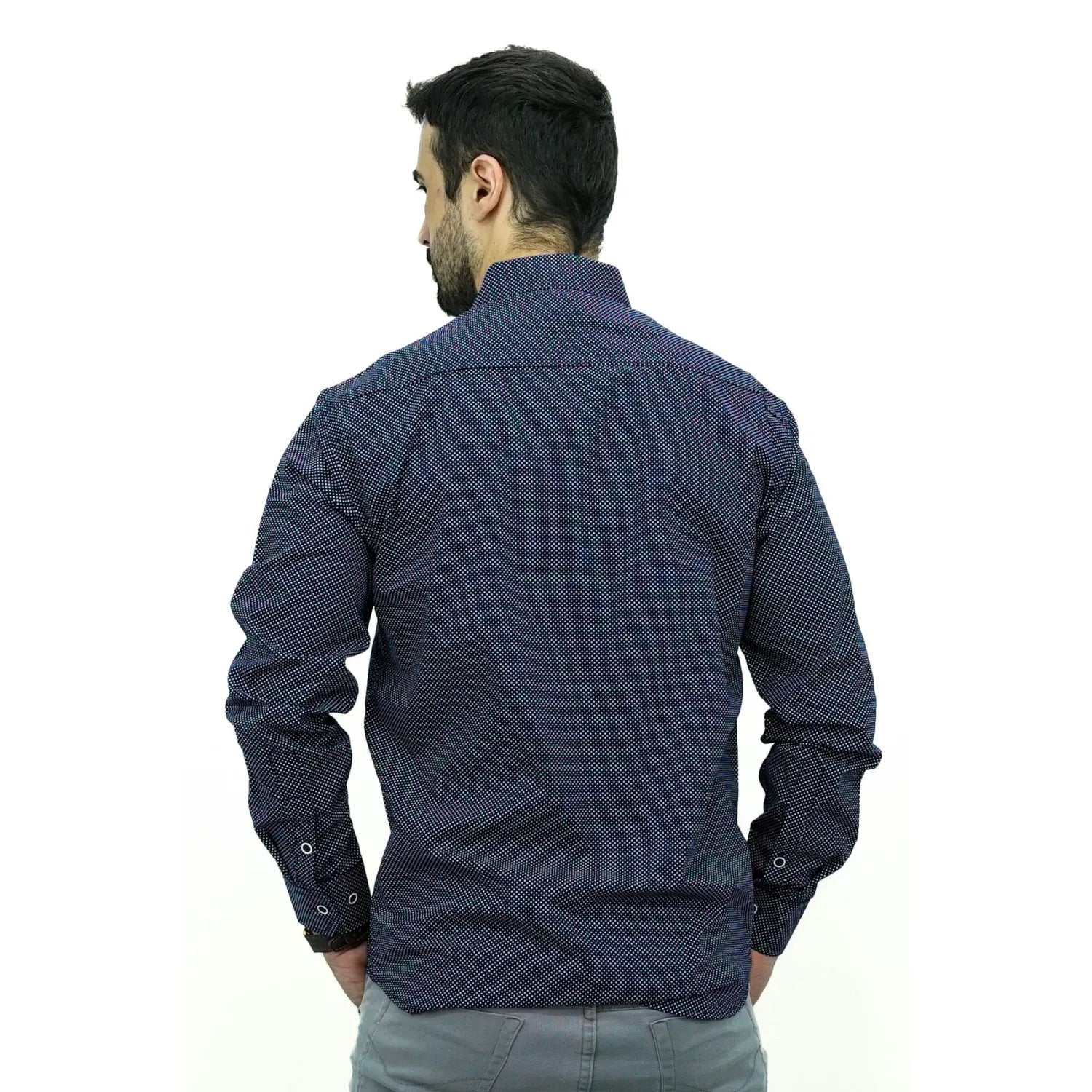 Camisa social masculina manga longa com estampa poá, na cor marinho. Foto de modelo vestindo a camisa casual da marca Absinto Men.