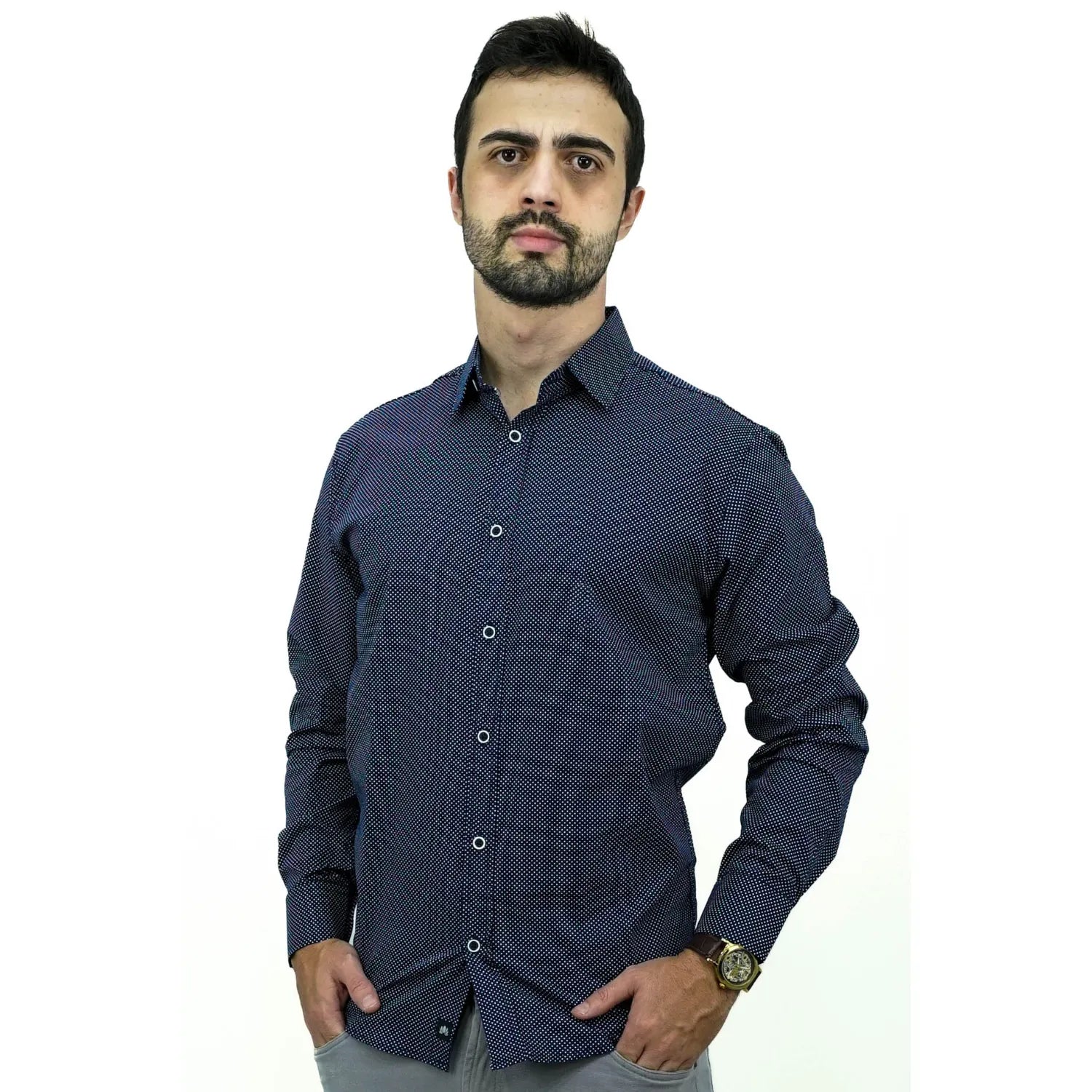 Camisa social masculina manga longa com estampa poá, na cor marinho. Foto de modelo vestindo a camisa casual da marca Absinto Men.