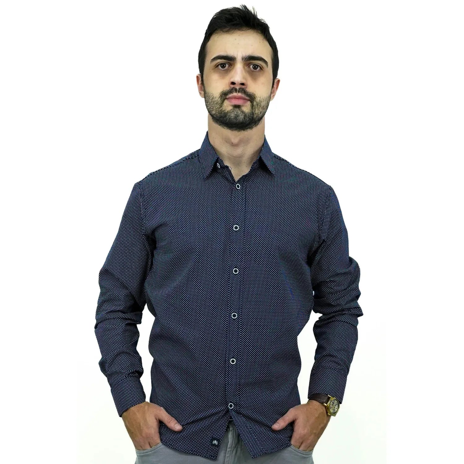 Camisa social masculina manga longa com estampa poá, na cor marinho. Foto de modelo vestindo a camisa casual da marca Absinto Men.