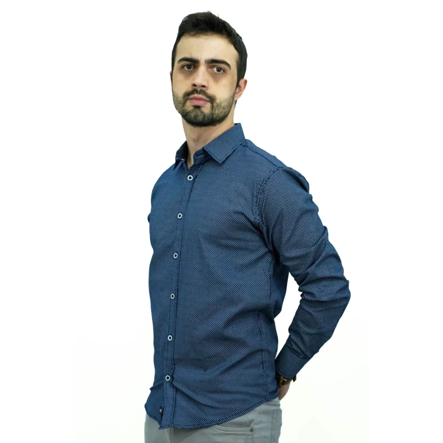 Camisa social masculina manga longa com estampa poá, na cor marinho. Foto de modelo vestindo a camisa casual da marca Absinto Men.