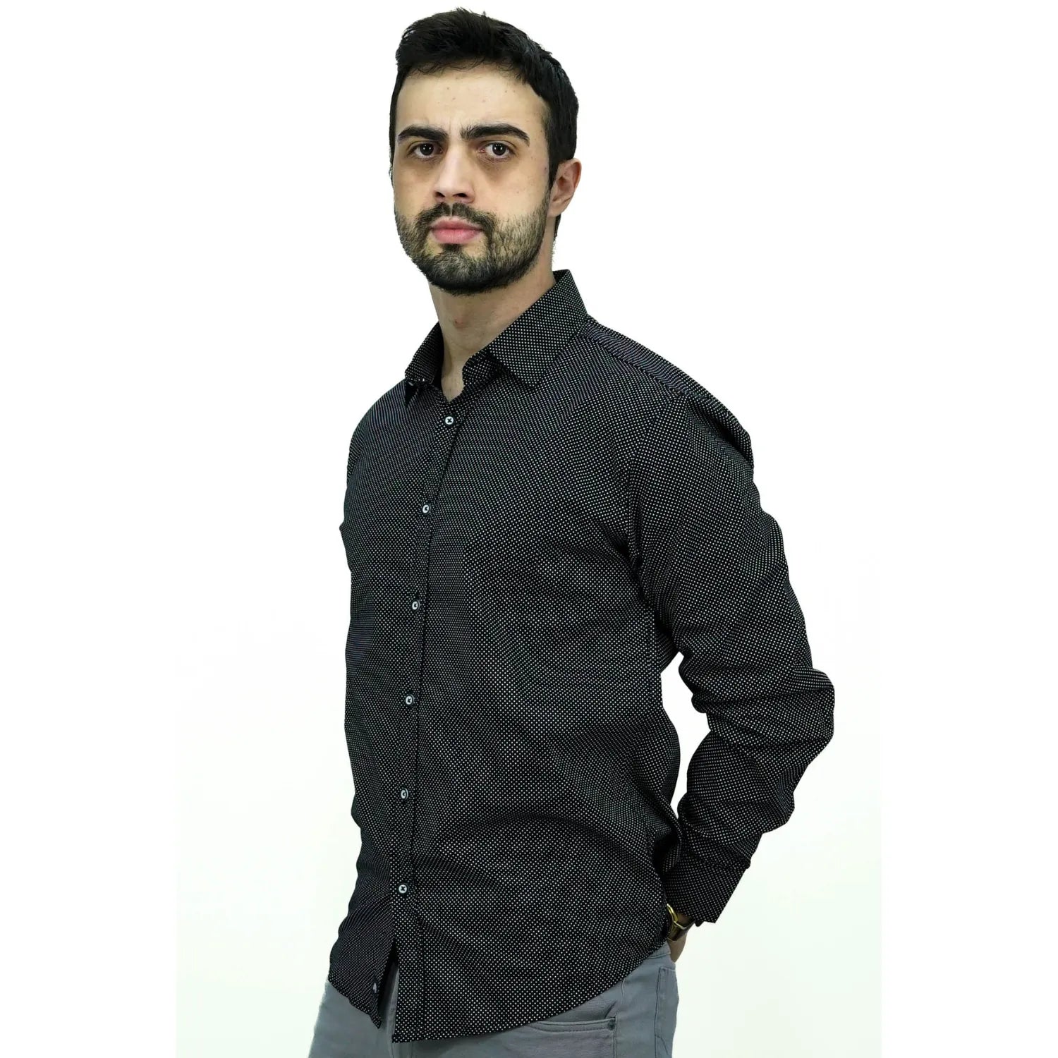 Camisa social masculina manga longa com estampa poá, na cor preta. Foto de modelo vestindo a camisa casual da marca Absinto Men.