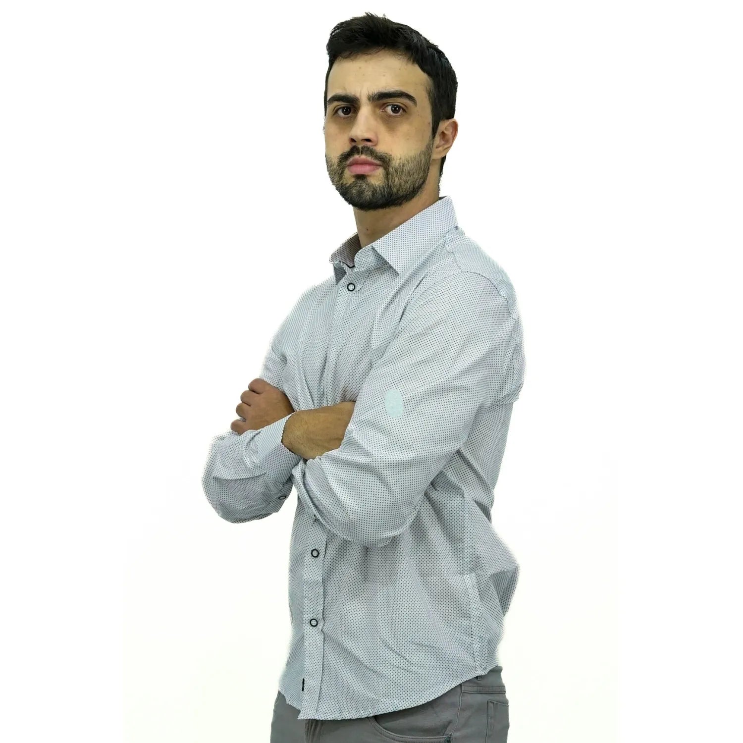 Camisa social masculina manga longa com estampa poá, na cor branca. Foto de modelo vestindo a camisa casual da marca Absinto Men.