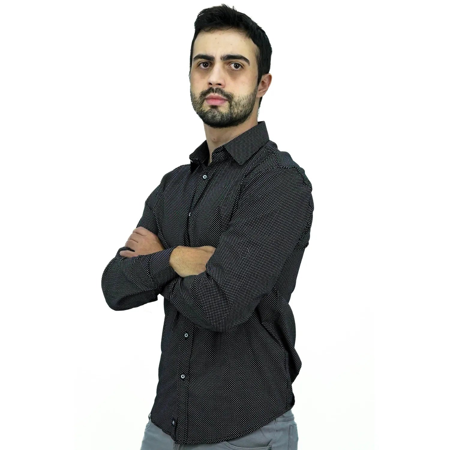 Camisa social masculina manga longa com estampa poá, na cor preta. Foto de modelo vestindo a camisa casual da marca Absinto Men.