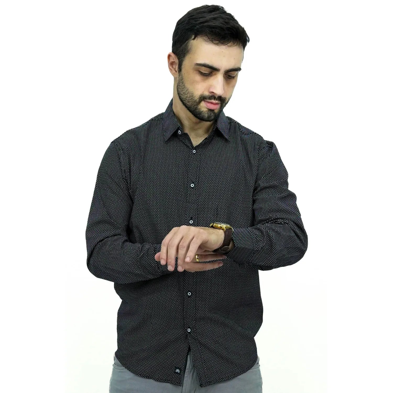 Camisa social masculina manga longa com estampa poá, na cor preta. Foto de modelo vestindo a camisa casual da marca Absinto Men.