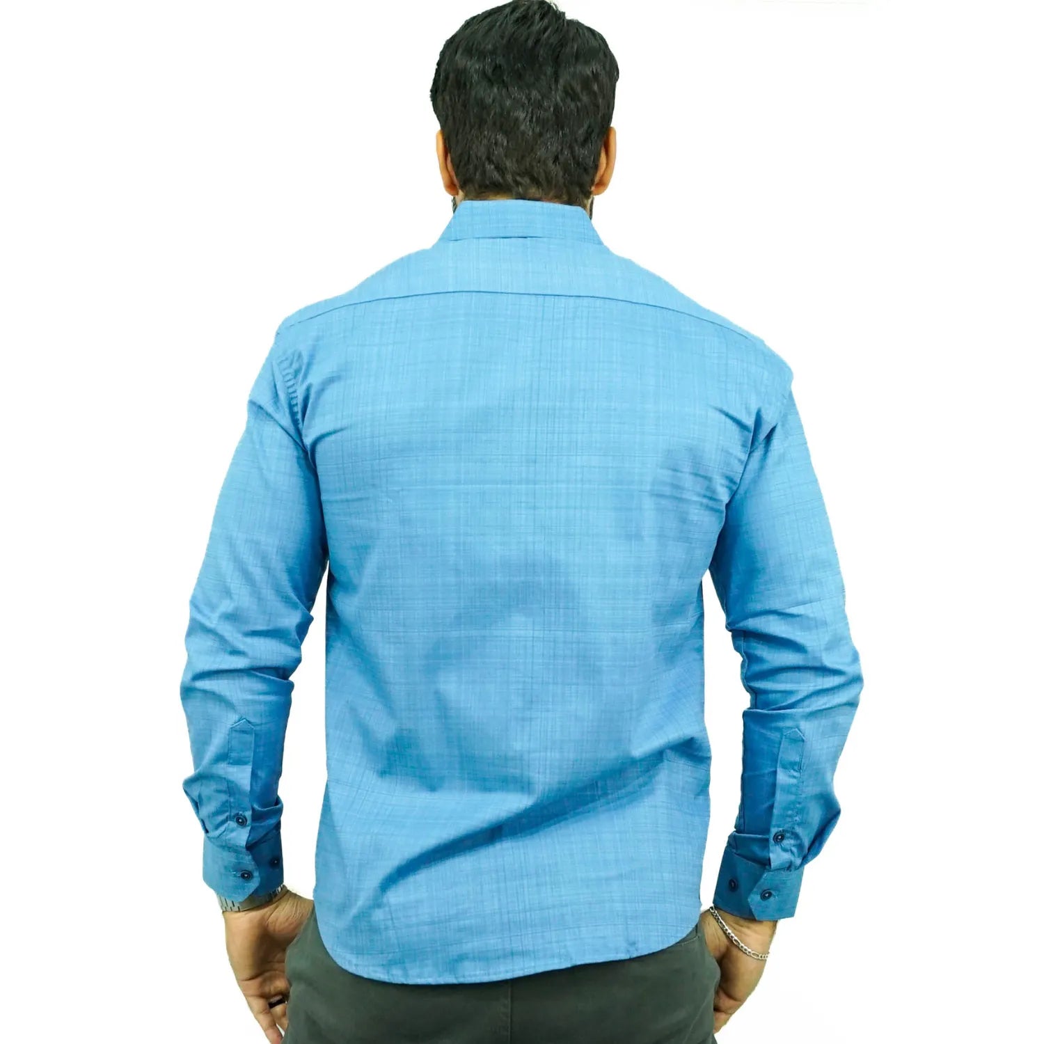 Camisa social masculina manga longa com tecido rajado na cor azul envelhecido. Foto de modelo vestindo a camisa casual da marca Absinto Men.