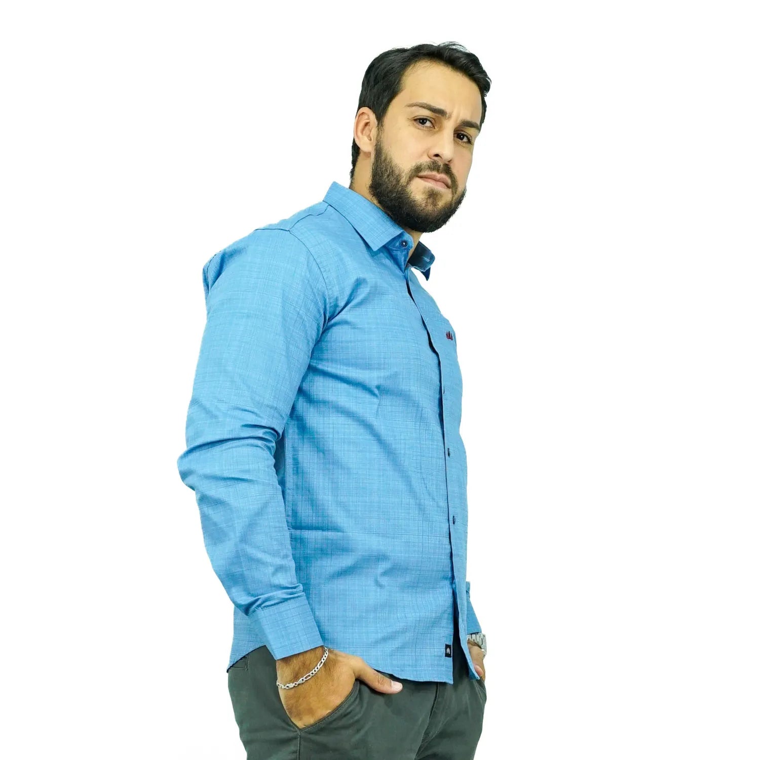 Camisa social masculina manga longa com tecido rajado na cor azul envelhecido. Foto de modelo vestindo a camisa casual da marca Absinto Men.