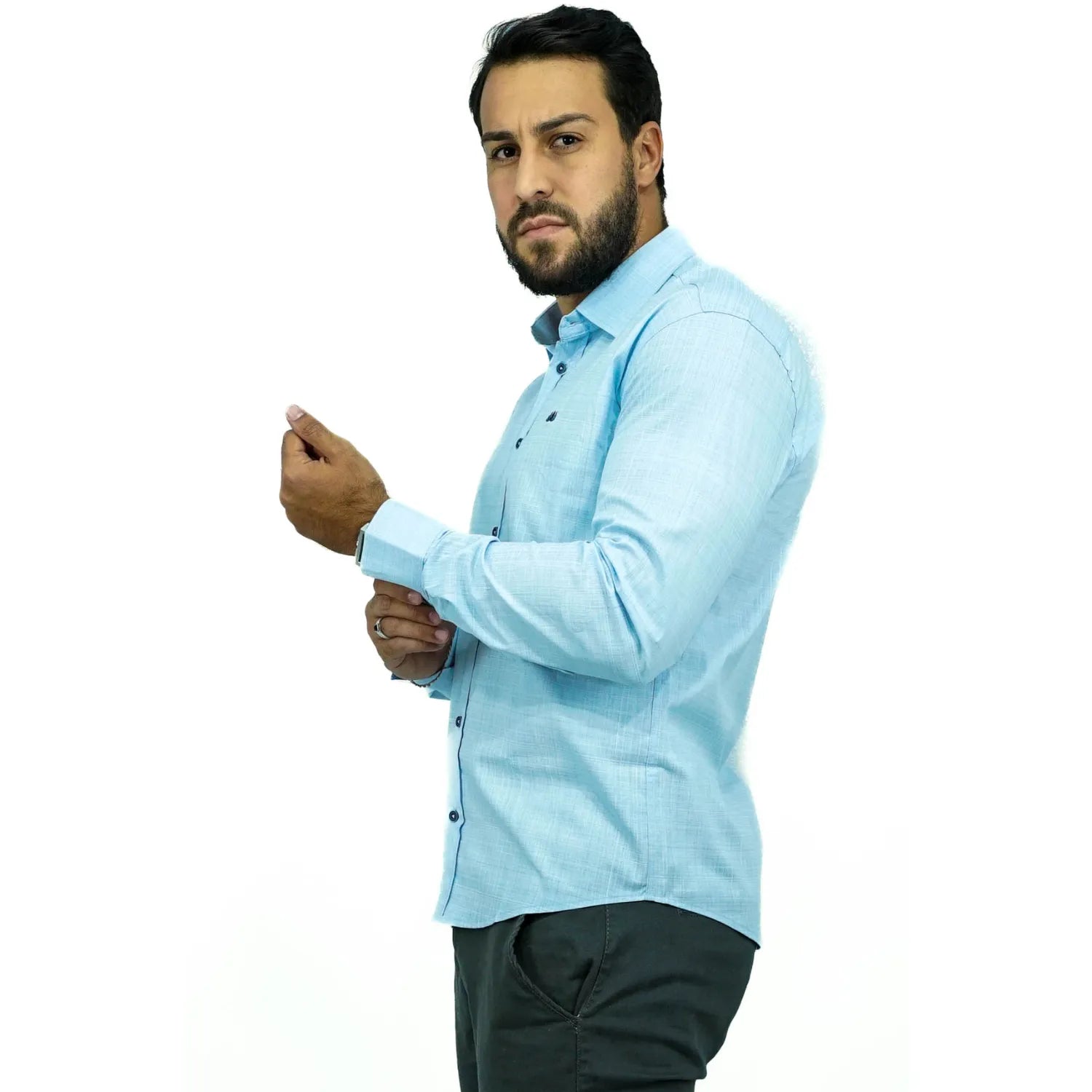 Camisa social masculina manga longa com tecido rajado na cor azul. Foto de modelo vestindo a camisa casual da marca Absinto Men.