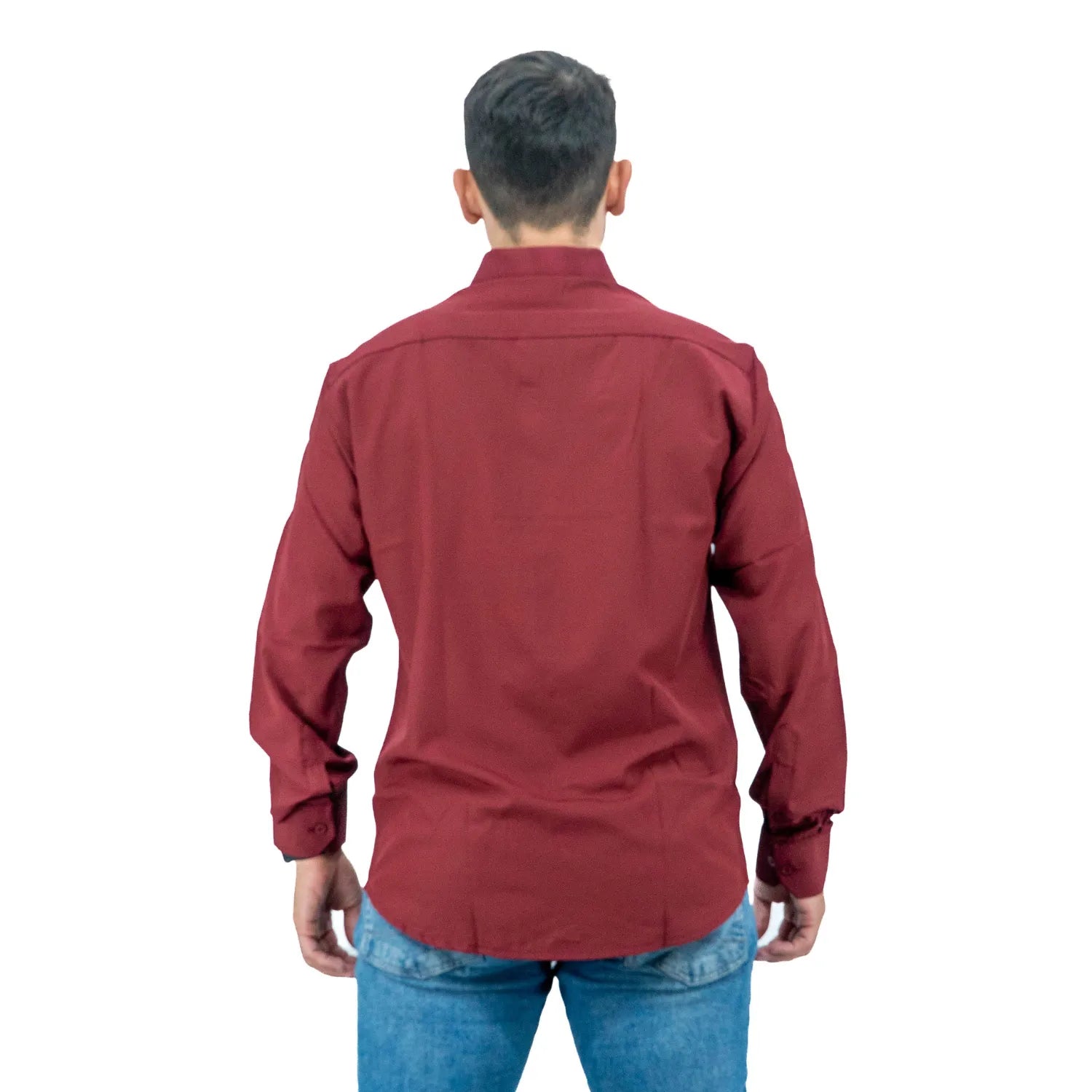 Camisa social masculina manga longa com Spandex, na cor bordô. Foto de modelo vestindo a camisa casual da marca Absinto Men.