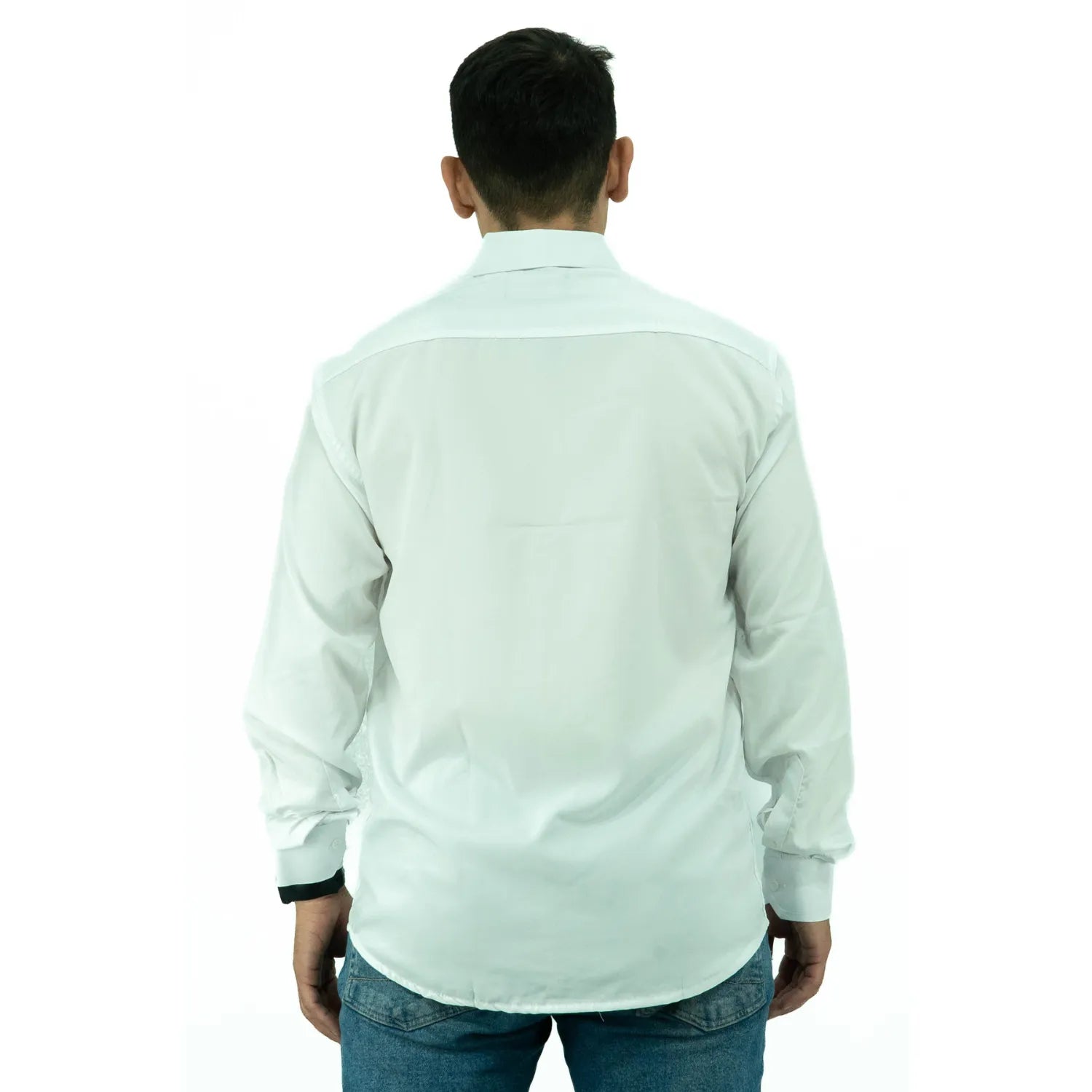 Camisa social masculina manga longa com Spandex, na cor branca. Foto de modelo vestindo a camisa casual da marca Absinto Men.