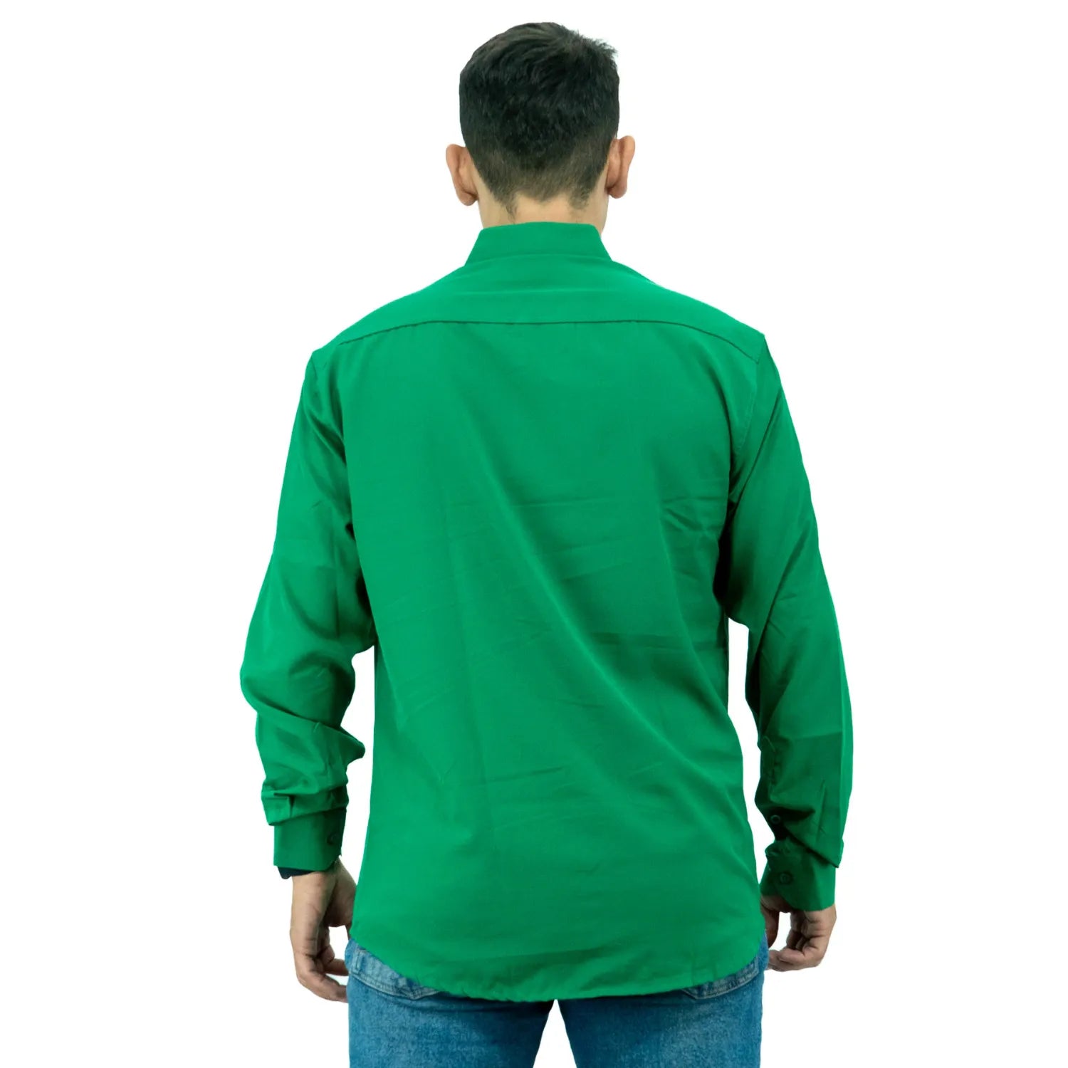 Camisa social masculina manga longa com Spandex, na cor verde. Foto de modelo vestindo a camisa casual da marca Absinto Men.