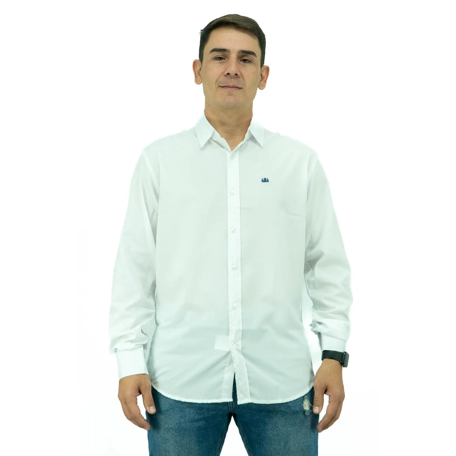 Camisa social masculina manga longa com Spandex, na cor branca. Foto de modelo vestindo a camisa casual da marca Absinto Men.
