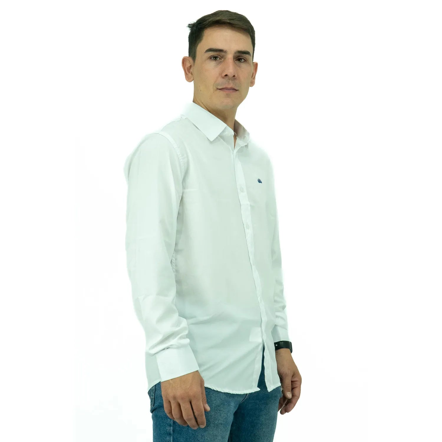 Camisa social masculina manga longa com Spandex, na cor branca. Foto de modelo vestindo a camisa casual da marca Absinto Men.