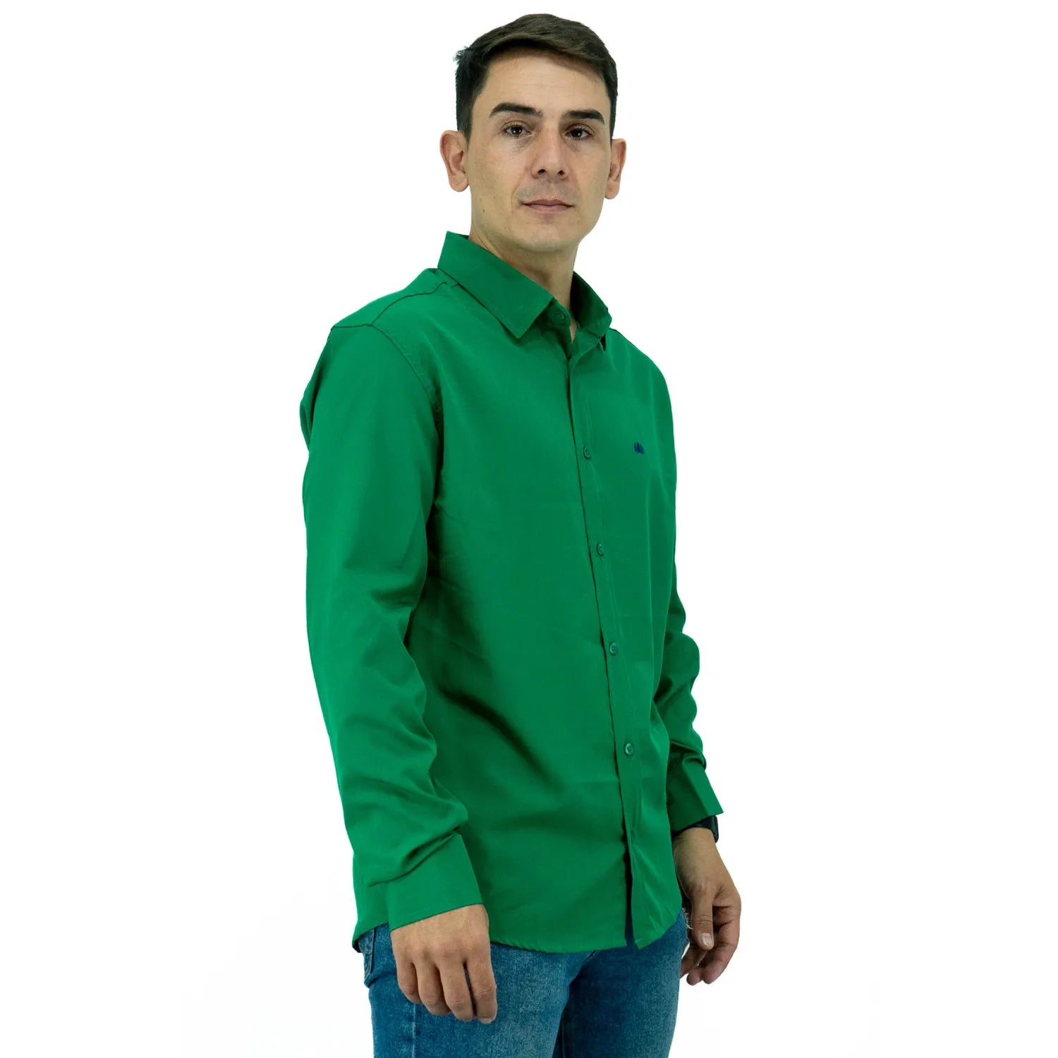 Camisa social masculina manga longa com Spandex, na cor verde. Foto de modelo vestindo a camisa casual da marca Absinto Men.