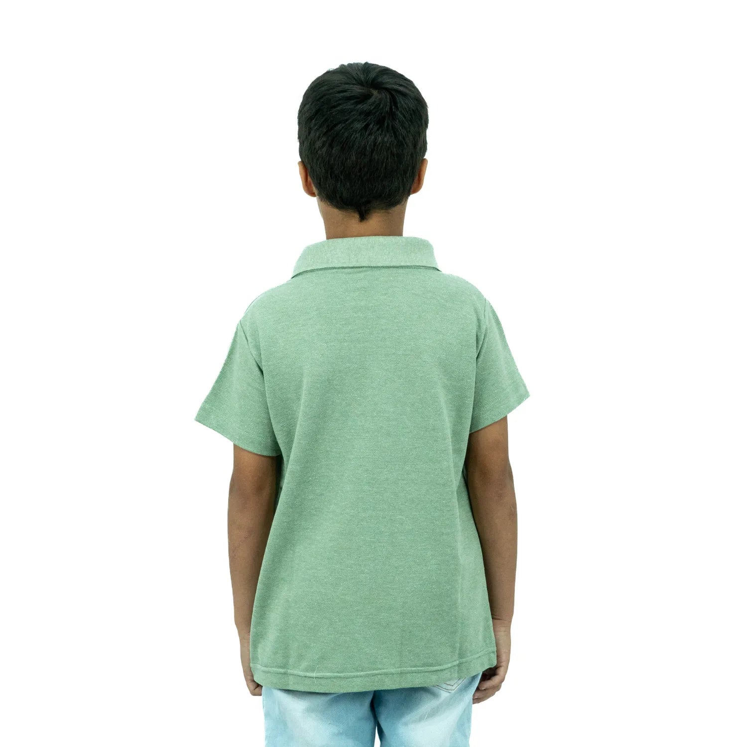 Foto das costas de camisa polo infantil lisa, de algodão e poliéster, da marca Absinto Men na cor verde claro.