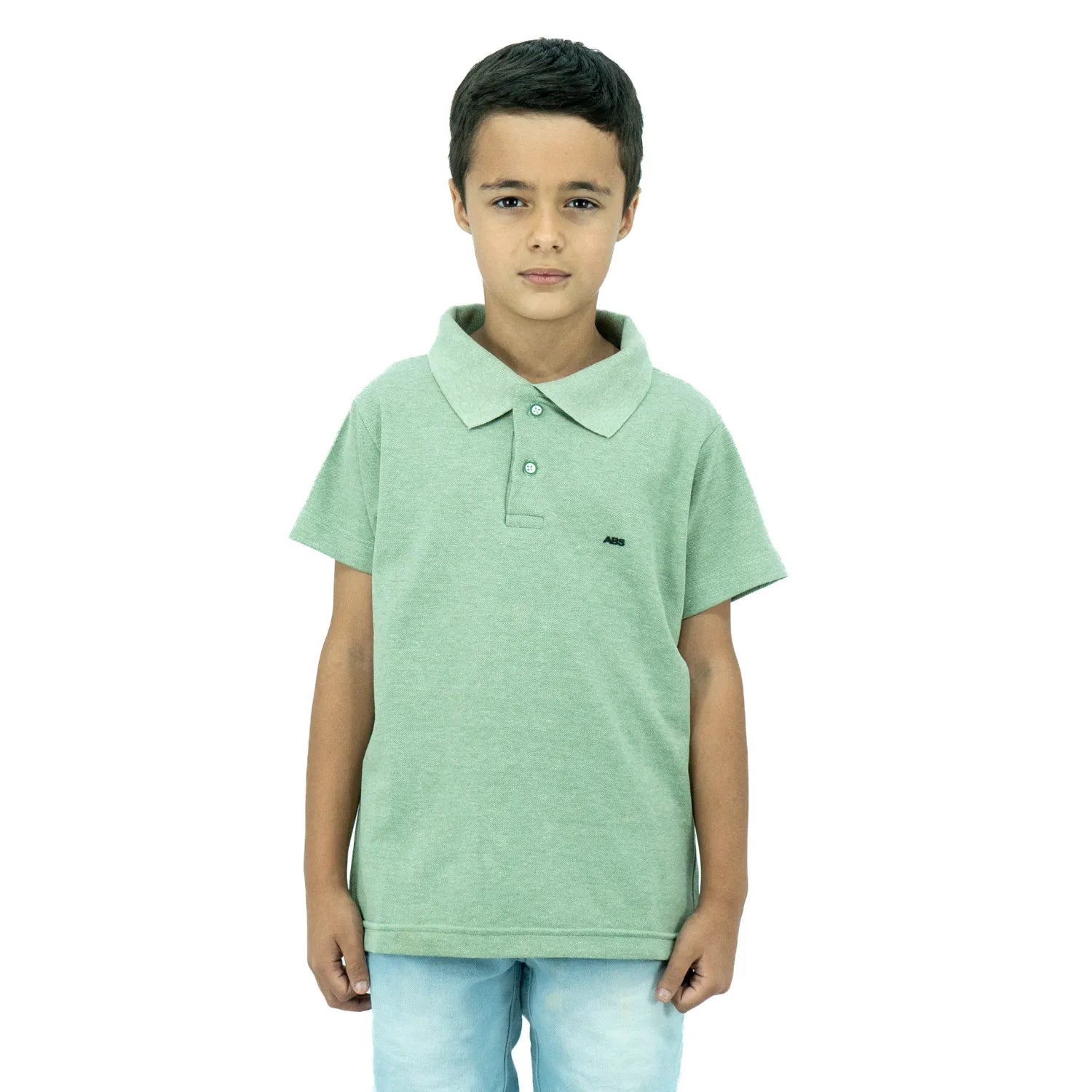 Modelo infantil usando camisa polo na cor verde claro de algodão e poliéster, lisa, da Absinto Men.